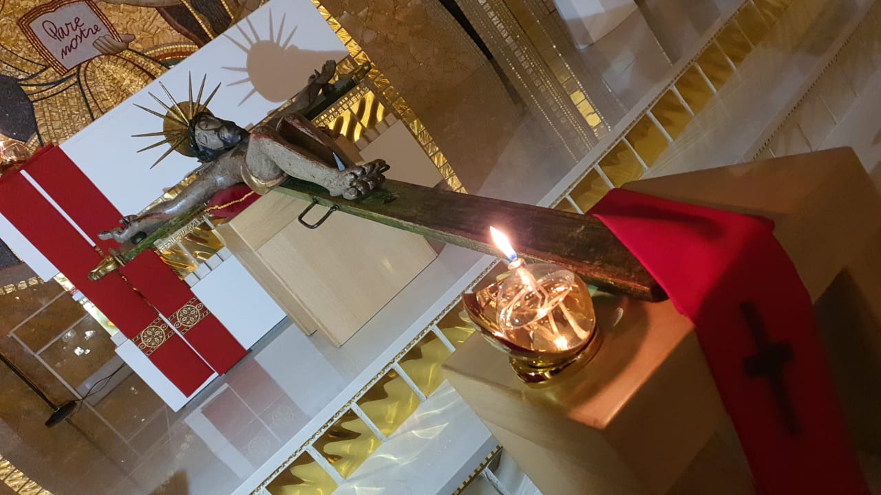 La representació de Jesucrist a la creu ha presidit aquest divendres el via crucis a Sant Julià de Lòria.