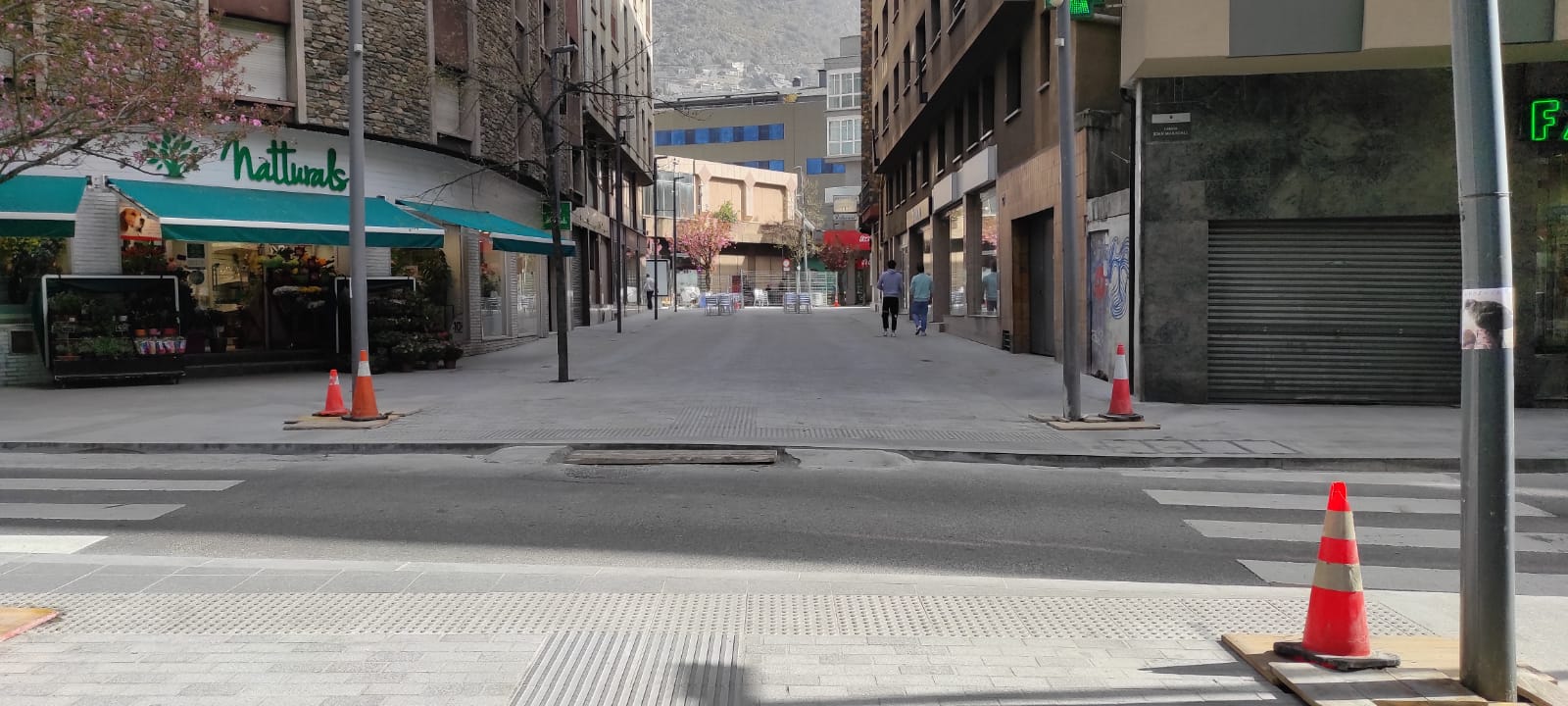 Els treballs en alguns trams del carrer ja estan acabats.