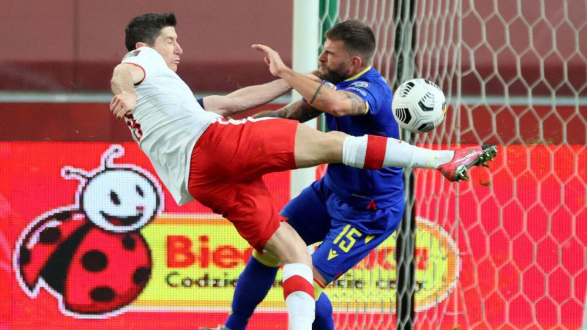 Moisés San Nicolás intenta bloquejar el xut de Lewandowski al Polònia-Andorra