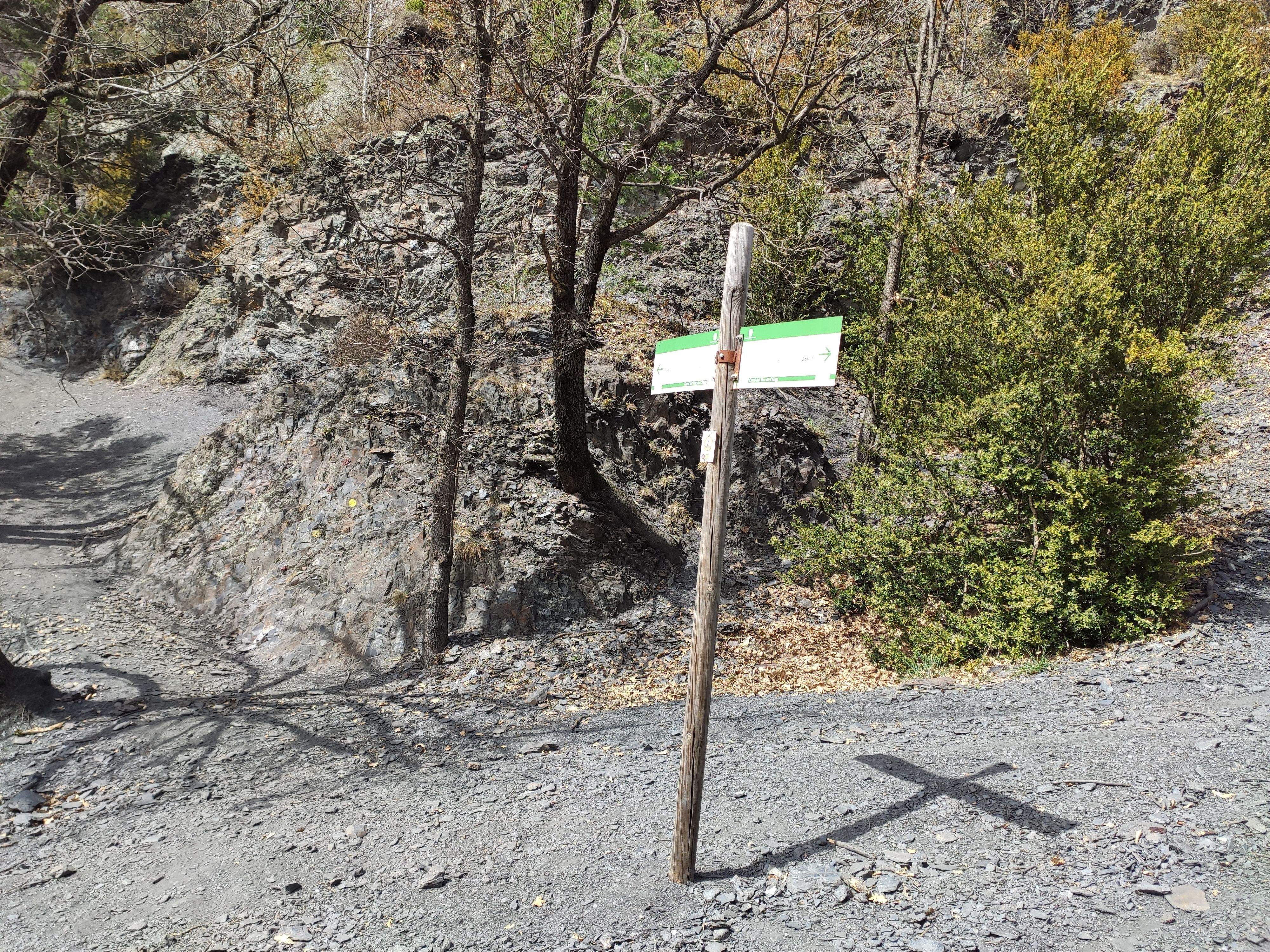 Cartells amb el seu suport tornats a col·locar, a prop de Nagol.