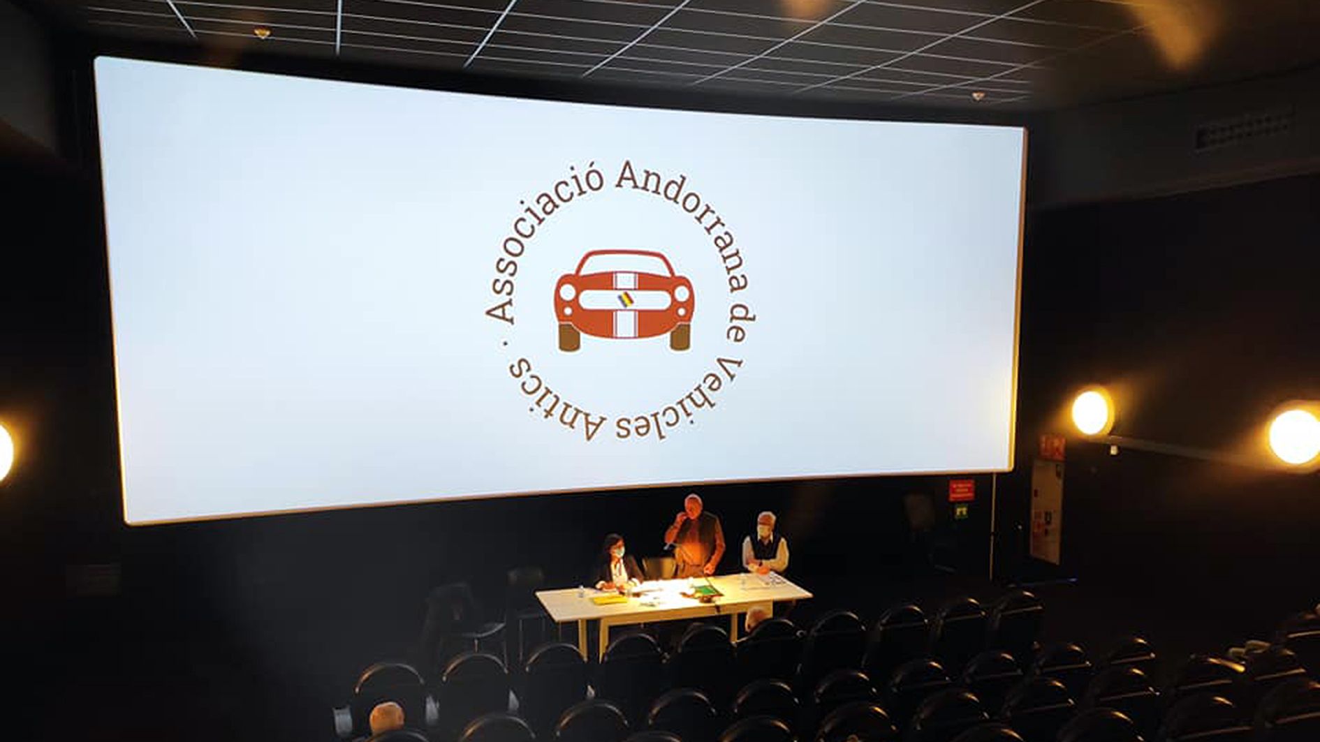 Una imatge de la darrera assemblea de l'Associació Andorrana de Vehicles Antics, el març passat.