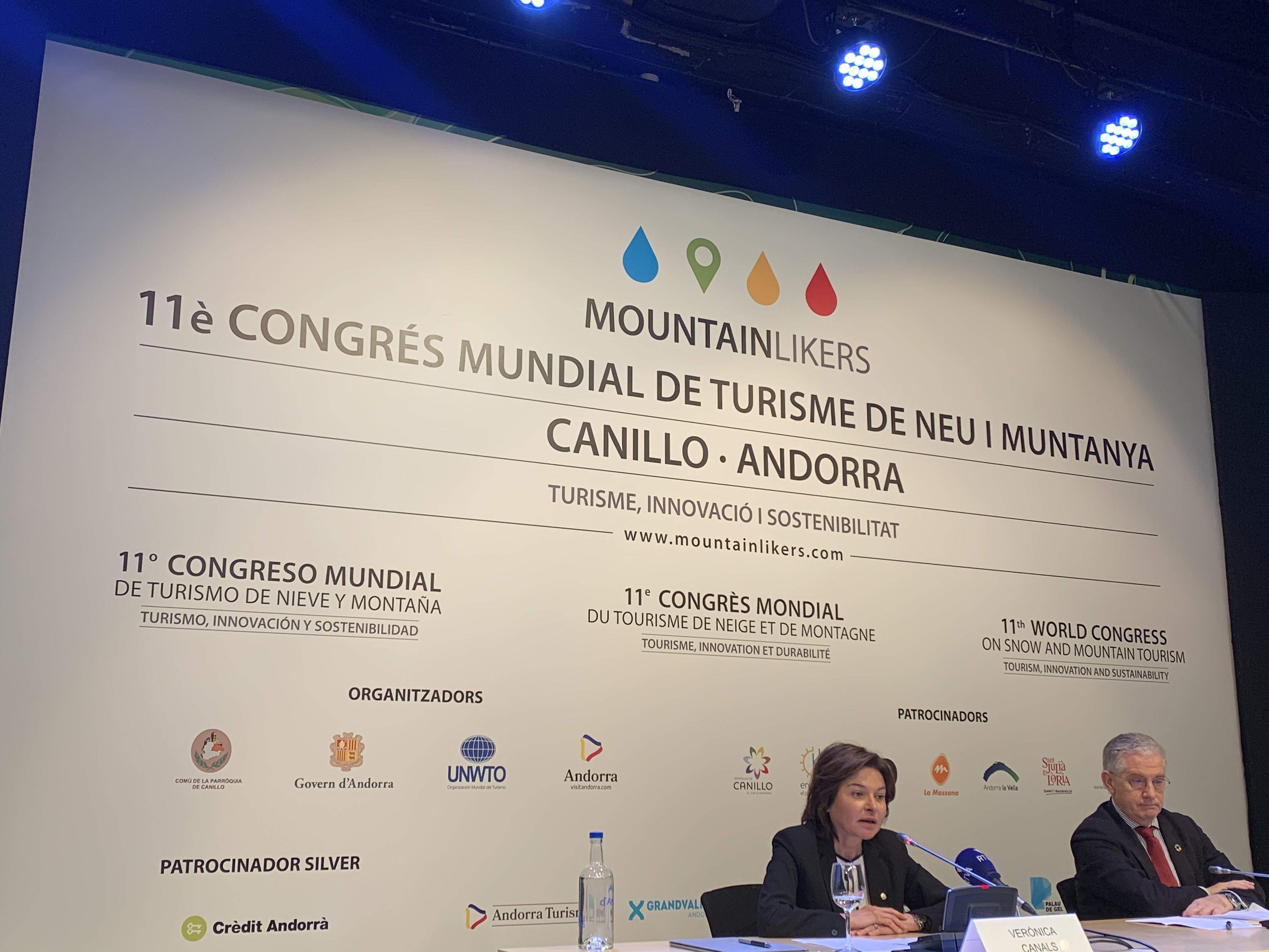 La ministra Verònica Canals i el director executiu de l'OMT, Manuel Butler, en anunciar el març del 2020 l'ajornament del congrés.
