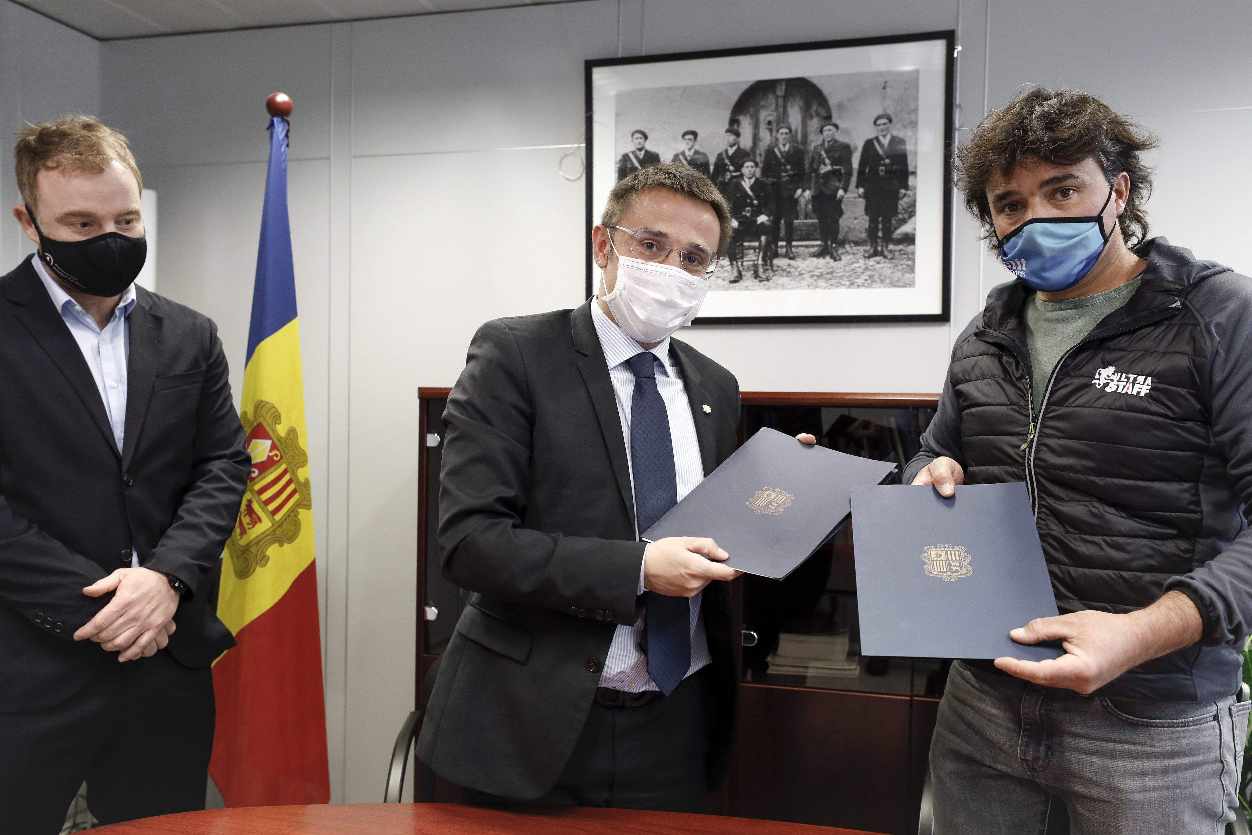 Un instant de l'acte de signatura del conveni.