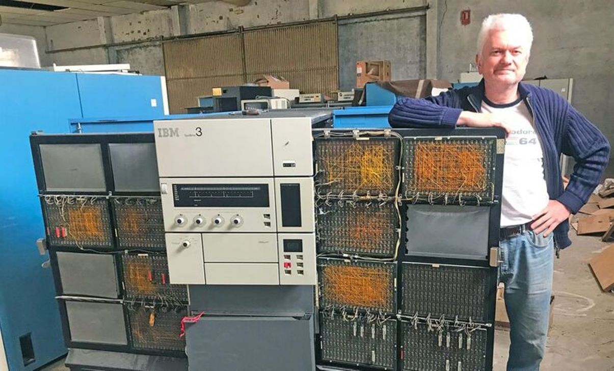 L'ordinador amb el responsable del museu, Carlos Izquierdo.