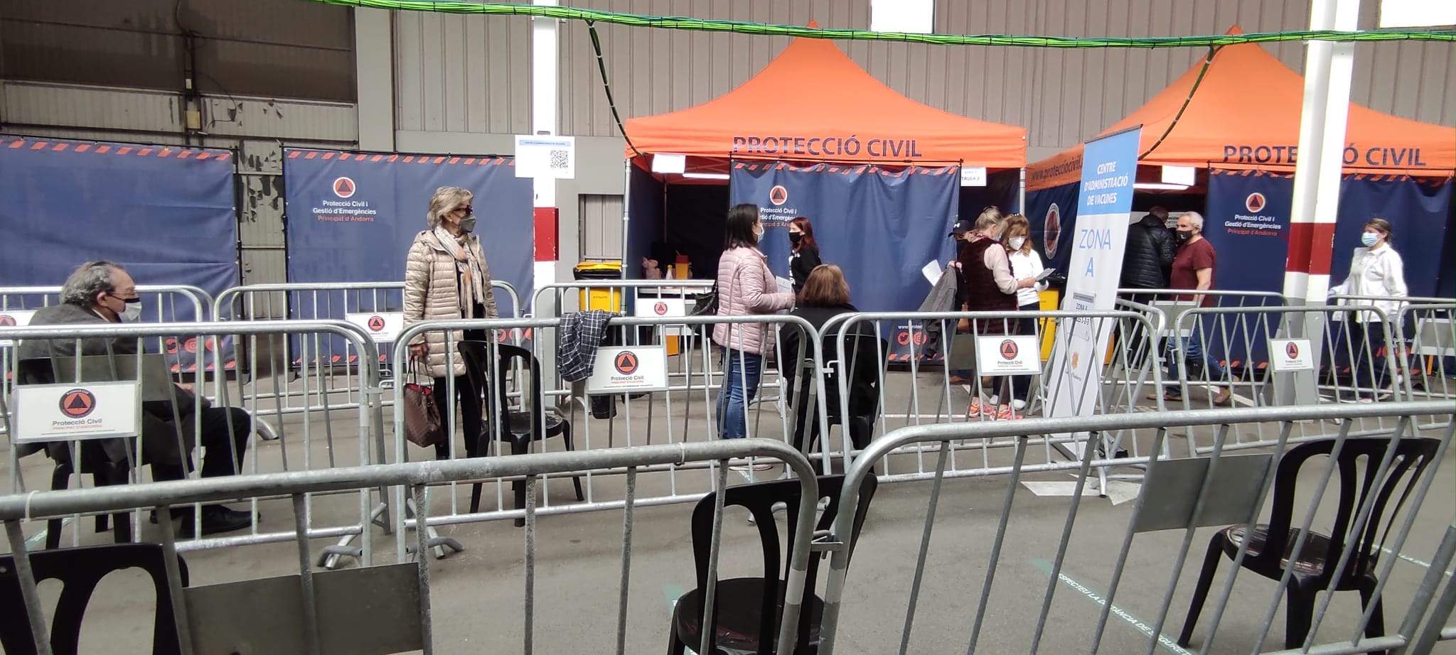 Ciutadans esperant que els arribés el torn perquè els injectessin la vacuna.