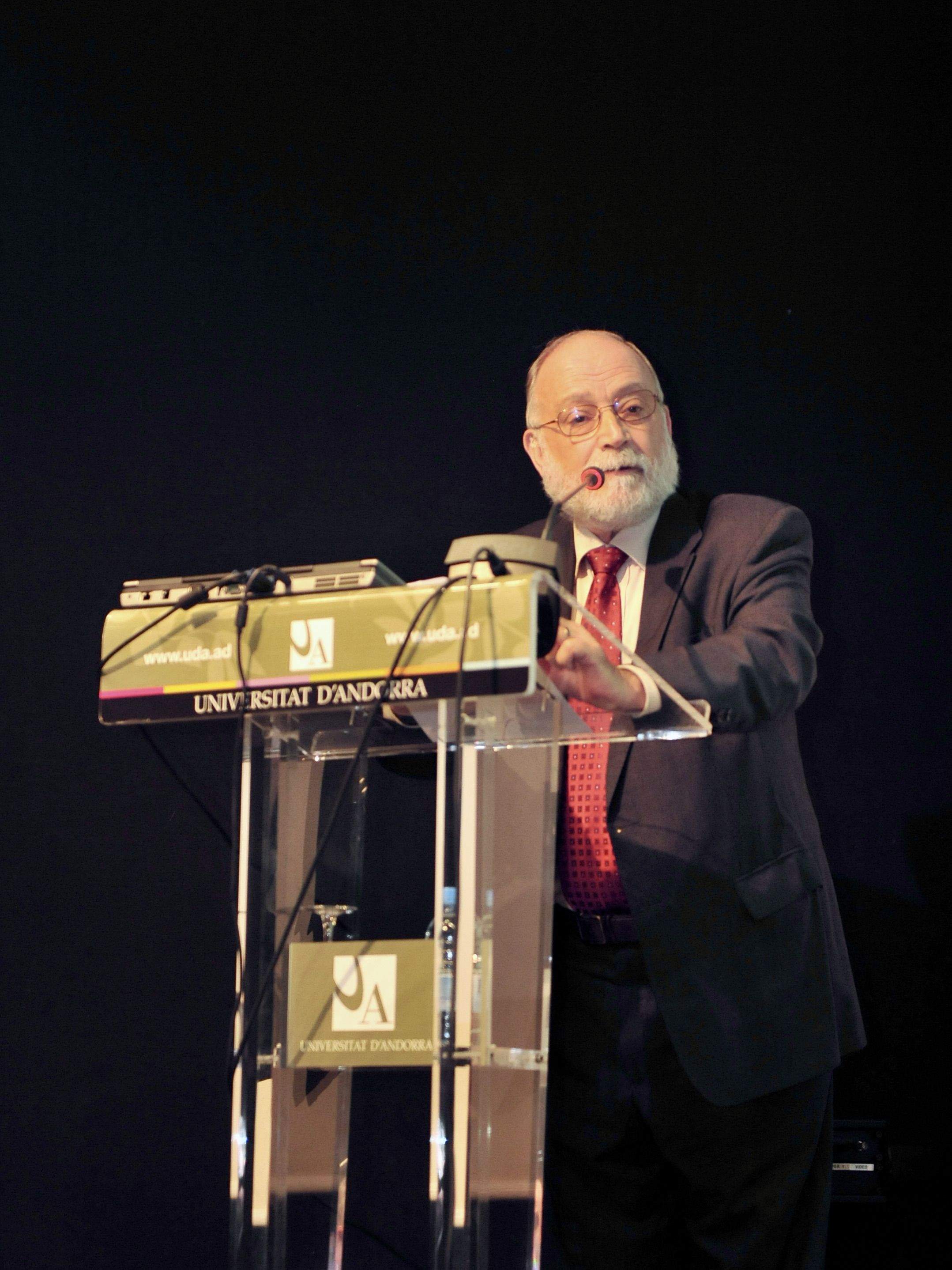 Arcadi Oliveres, durant la conferència inaugural del curs 2009-10.