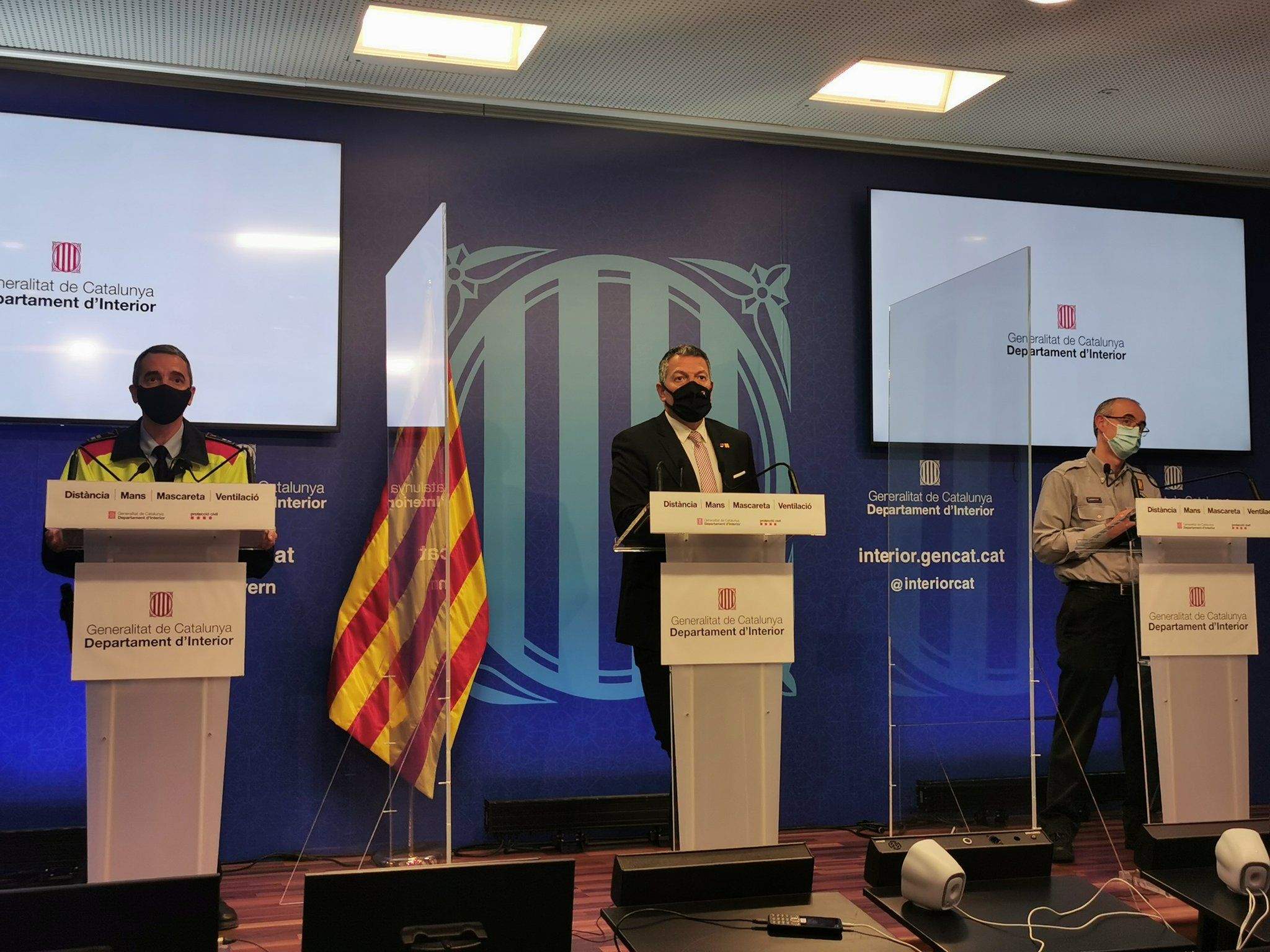 El conseller Miquel Sàmper acompanyat per un comandament dels mossos i un altre de protecció civil.