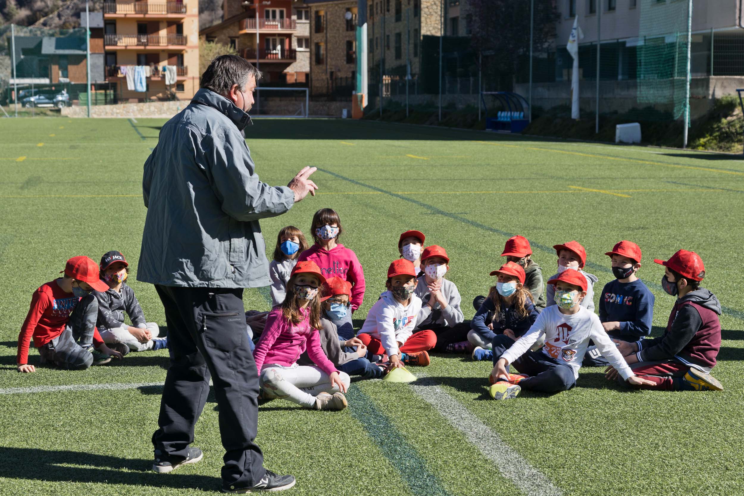 Un grup d'infants a l'iniciació al rugbi de la Massana