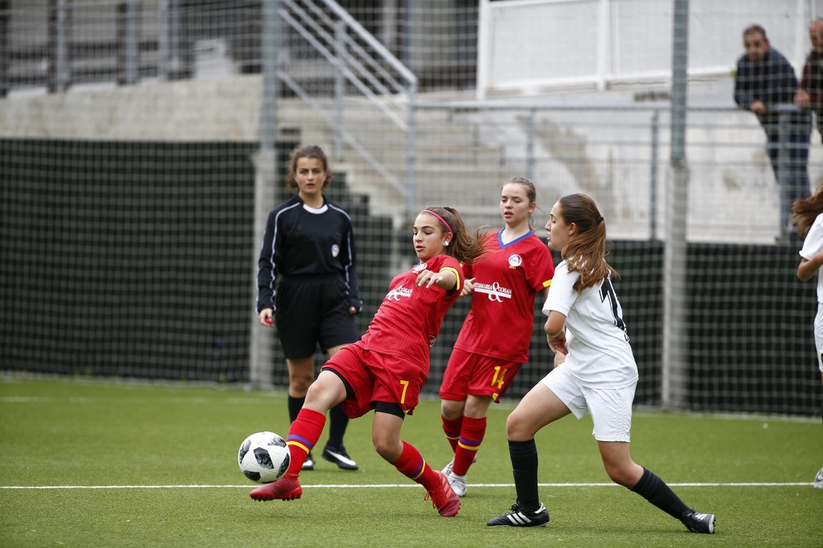 Dues de les jugadores de l'Enfaf, de vermell, en un partit.