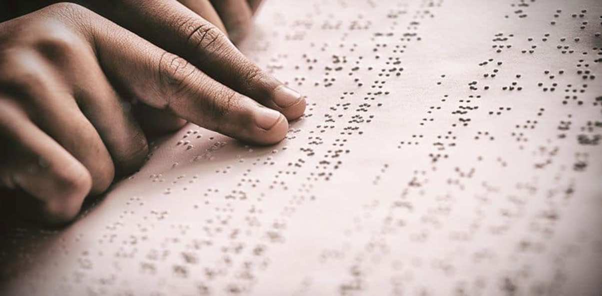 Els joves adqureixen nocions de l'alfabet Braille.