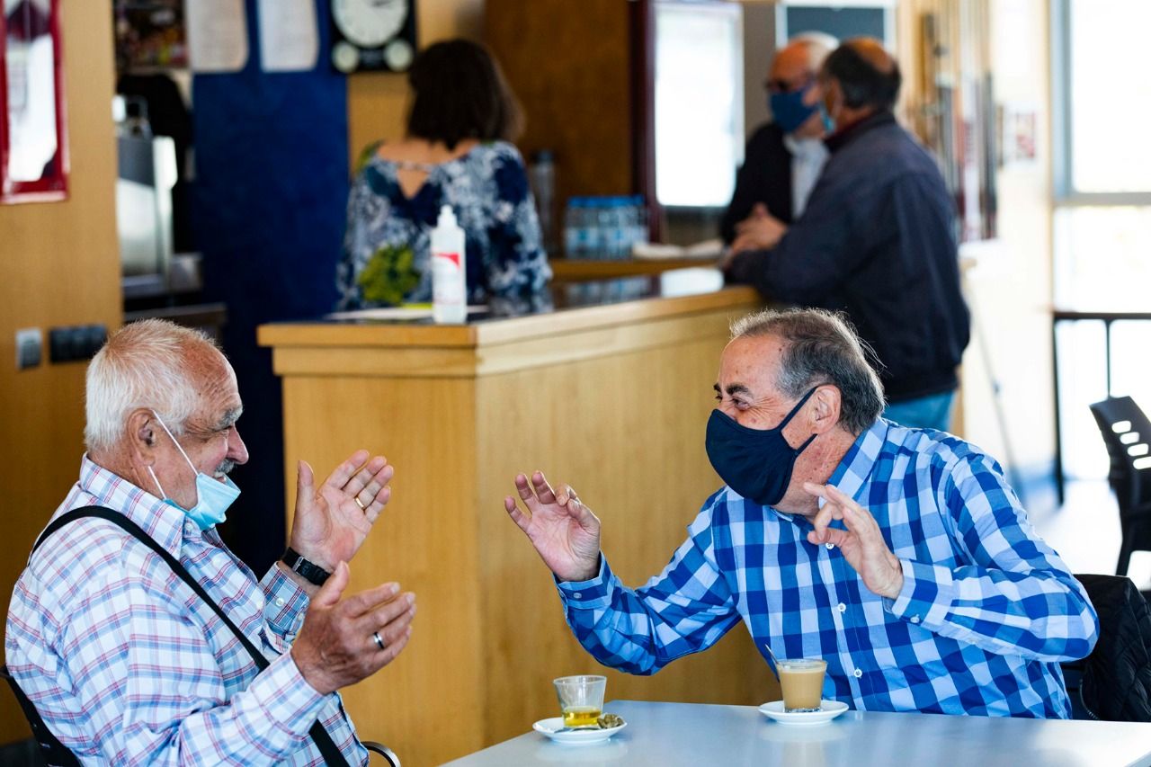 Dos padrins xerren a una de les taules de la casa pairal d'Andorra la Vella.