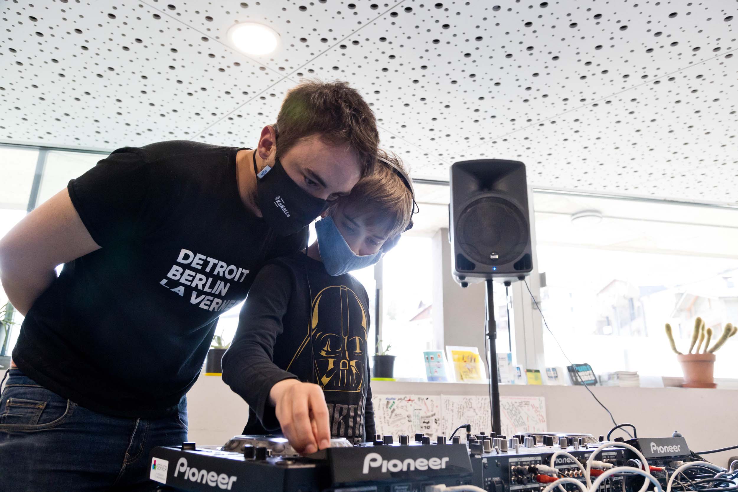 John Holt, dj nacional, amb un dels nens que han participat en aquestes jornades de música electrònica