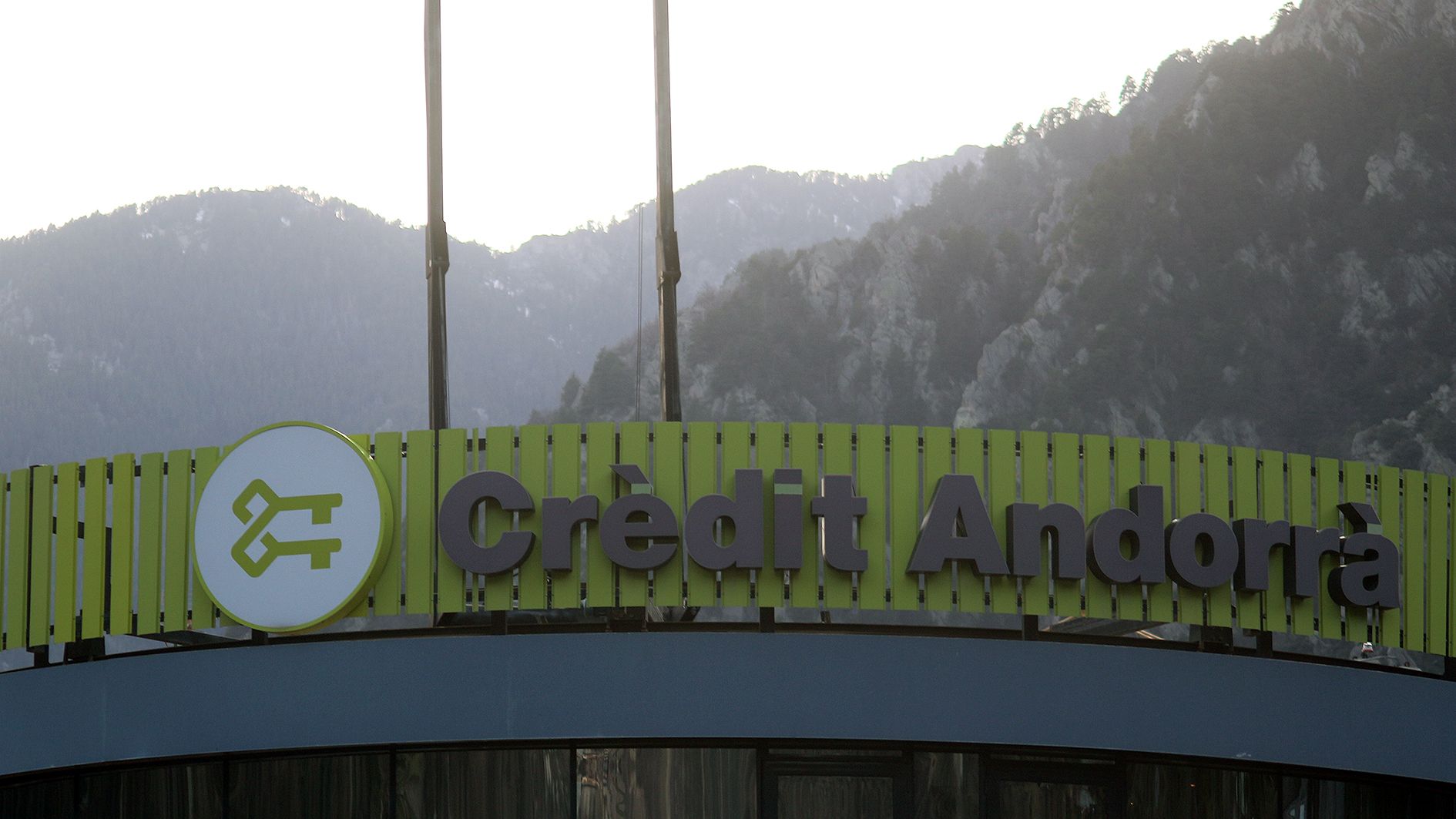 El rètol de Crèdit Andorrà a la terrassa del Crèdit Centre.