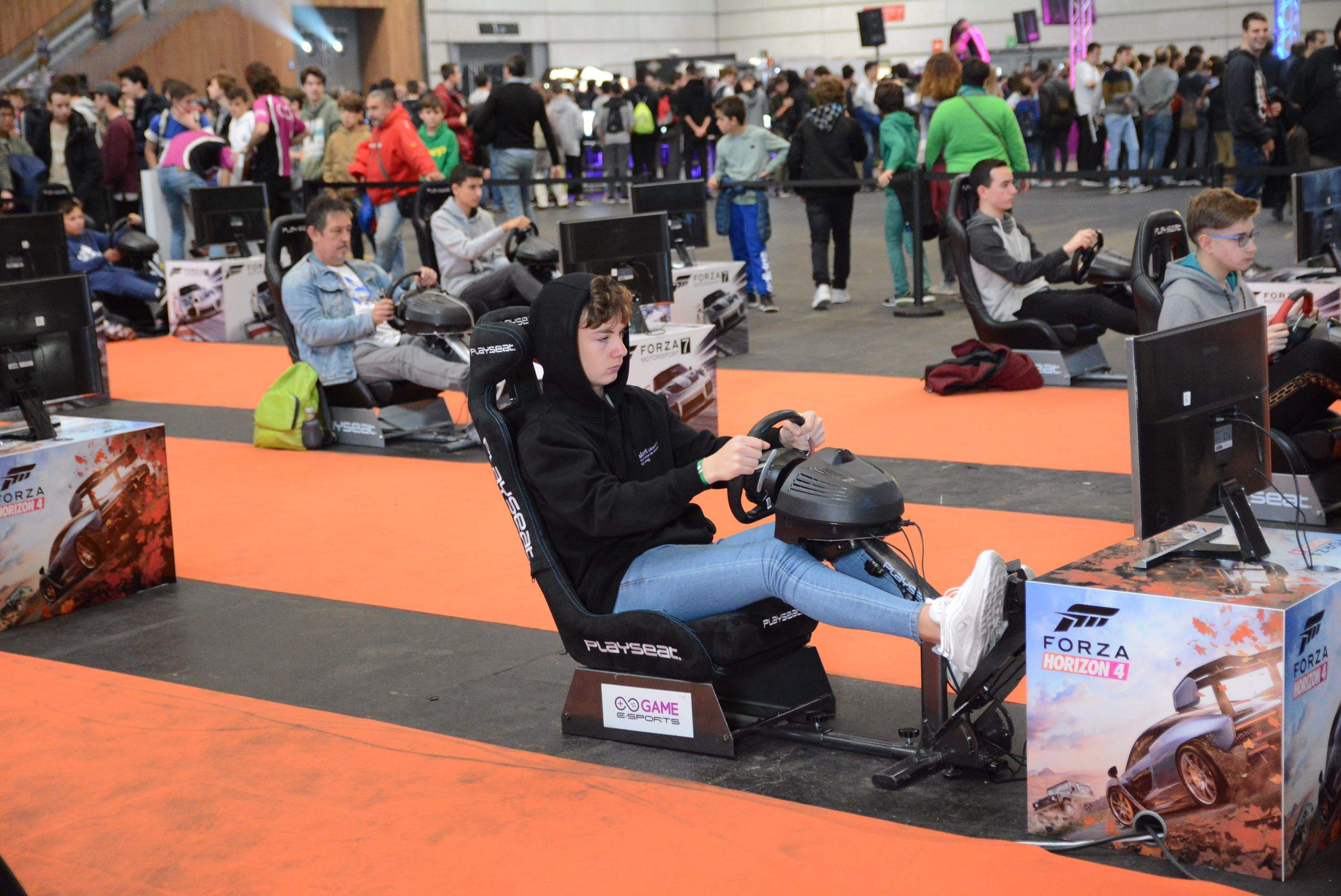 Joves participant en una competició d'esports electrònics.