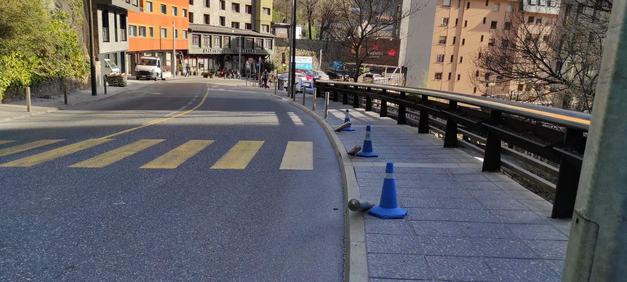 Una vista de l'avinguda del Pont de la Tosca amb els piquets rebregats en primer terme.