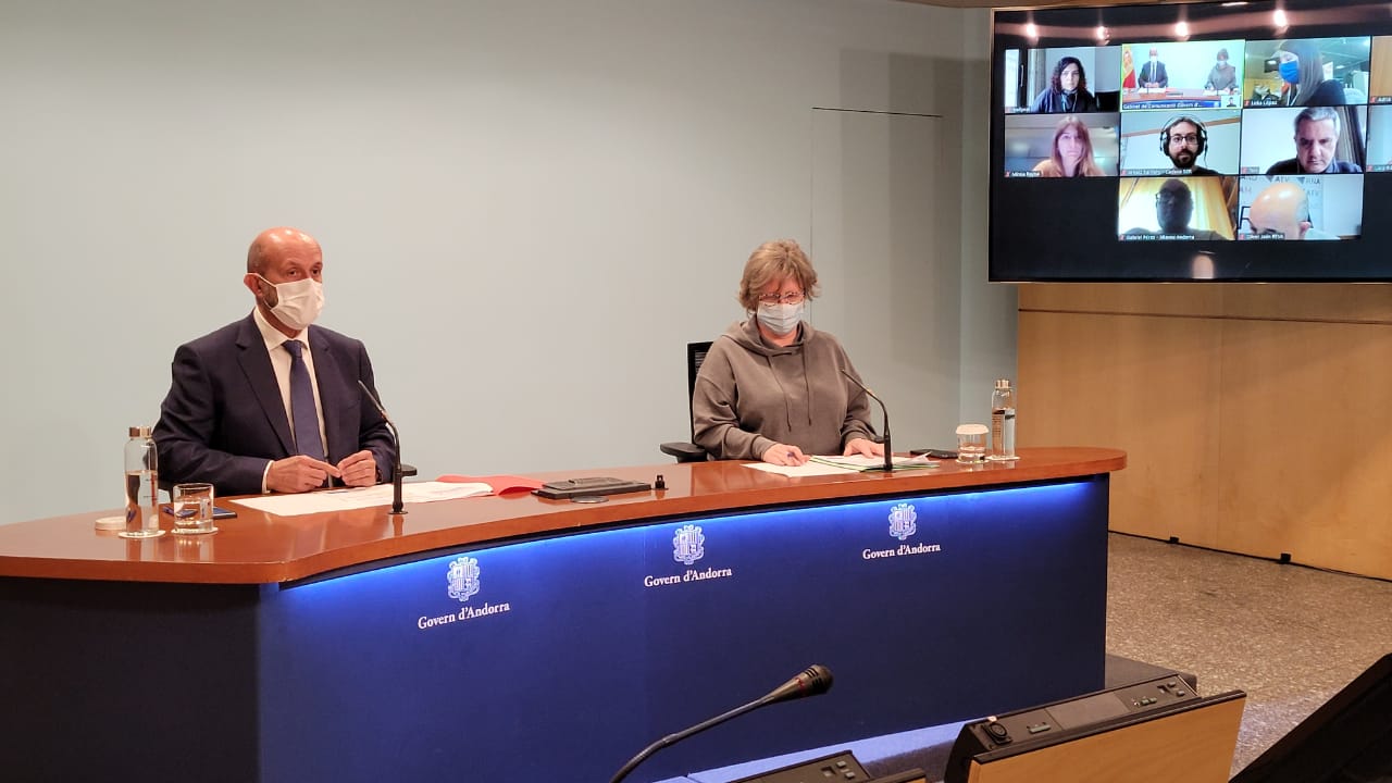 Benazet, amb Rosa Vidal, durant la roda de premsa.