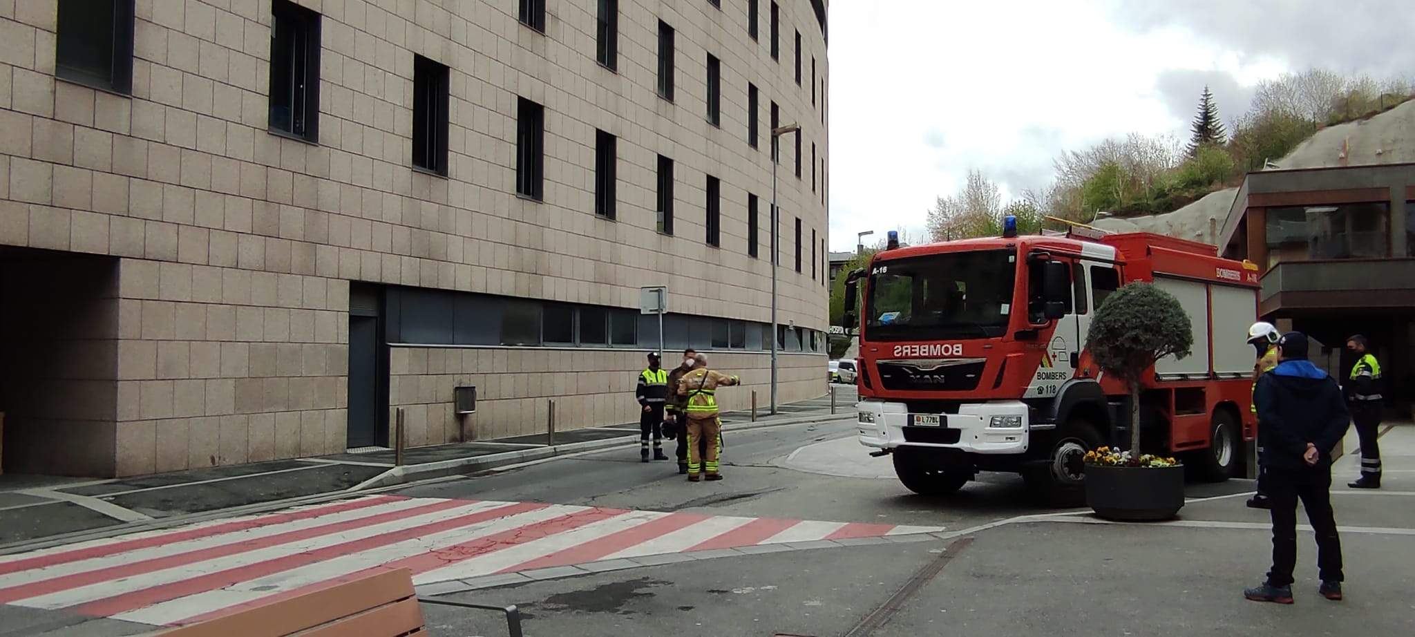 Bombers a l'exterior del centre sanitari.