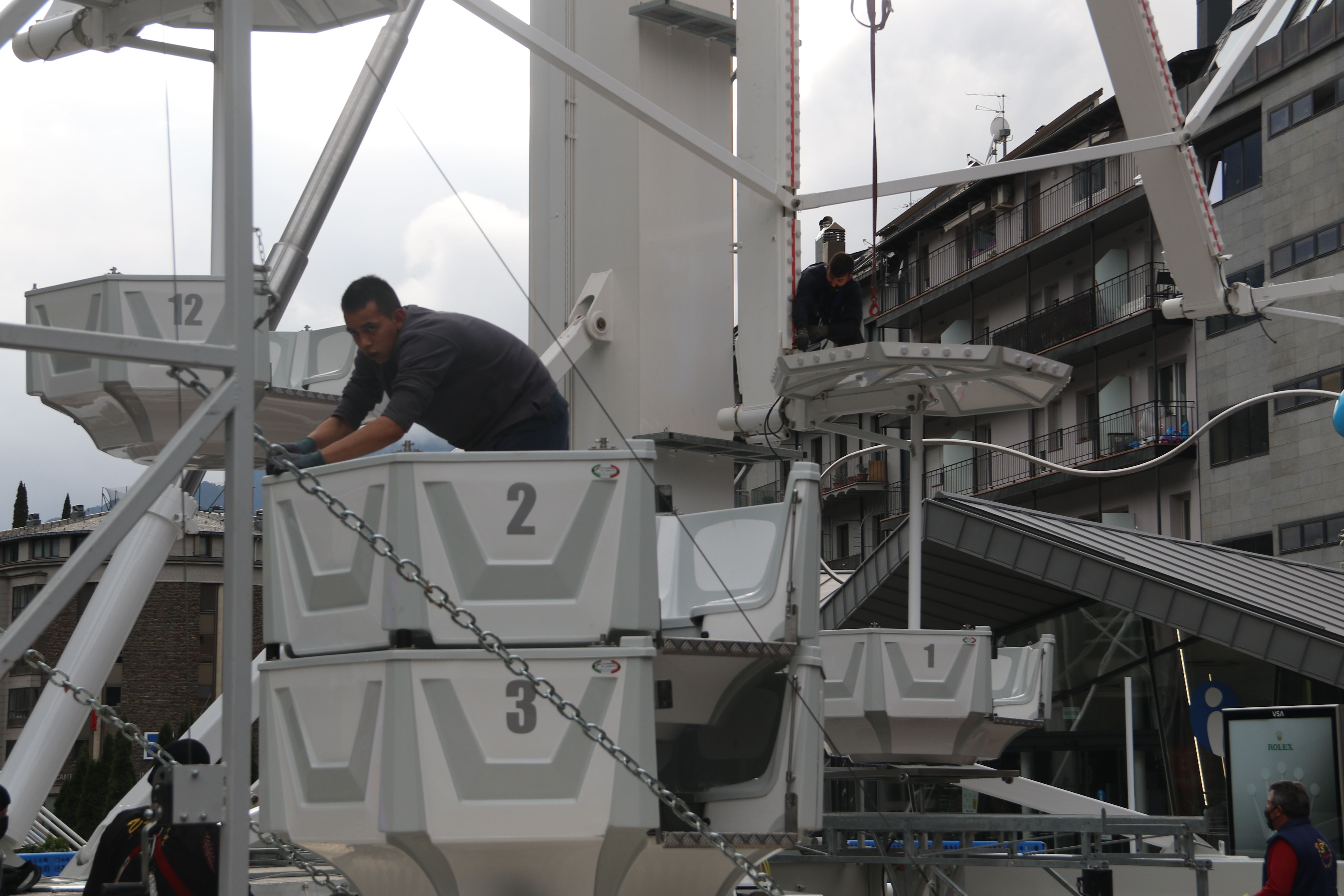 Operaris treballant aquest dissabte en el desmuntatge de la nòria.