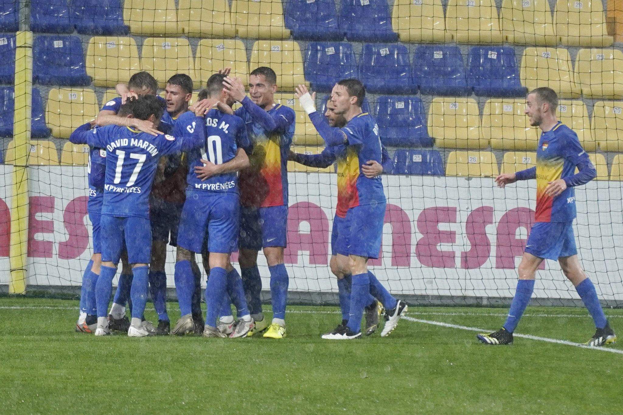 Els jugadors de l'FC Andorra celebren un dels gols aconseguits sota una espectacular tromba d'aigua.