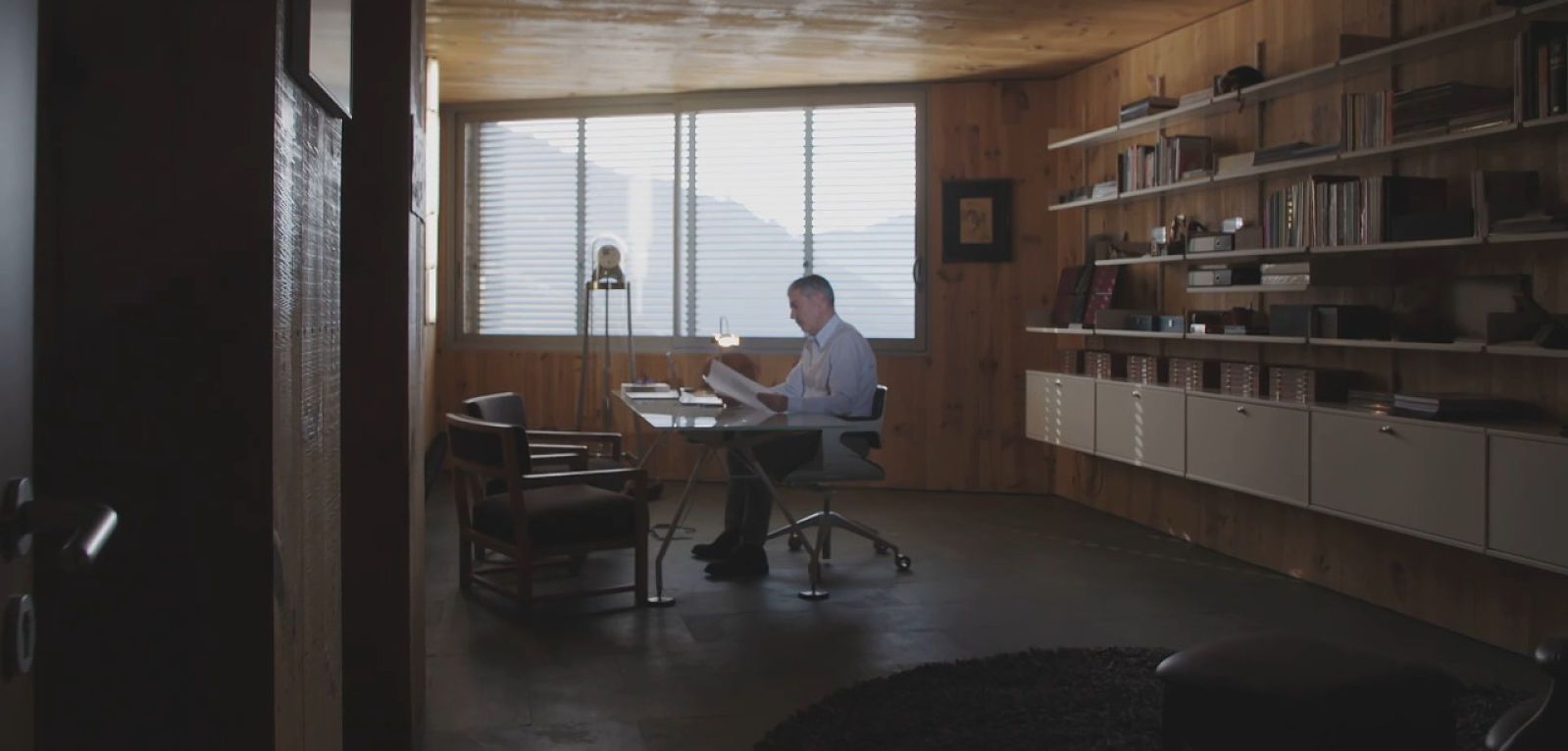 Joan Pau Miquel, al seu despatx, en un dels moments del reportatge.