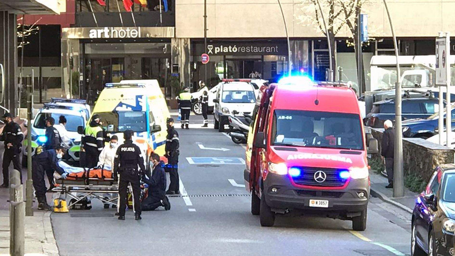 Els equips de seguretat, salvament i sanitaris operant al carrer Pompeu Fabra.
