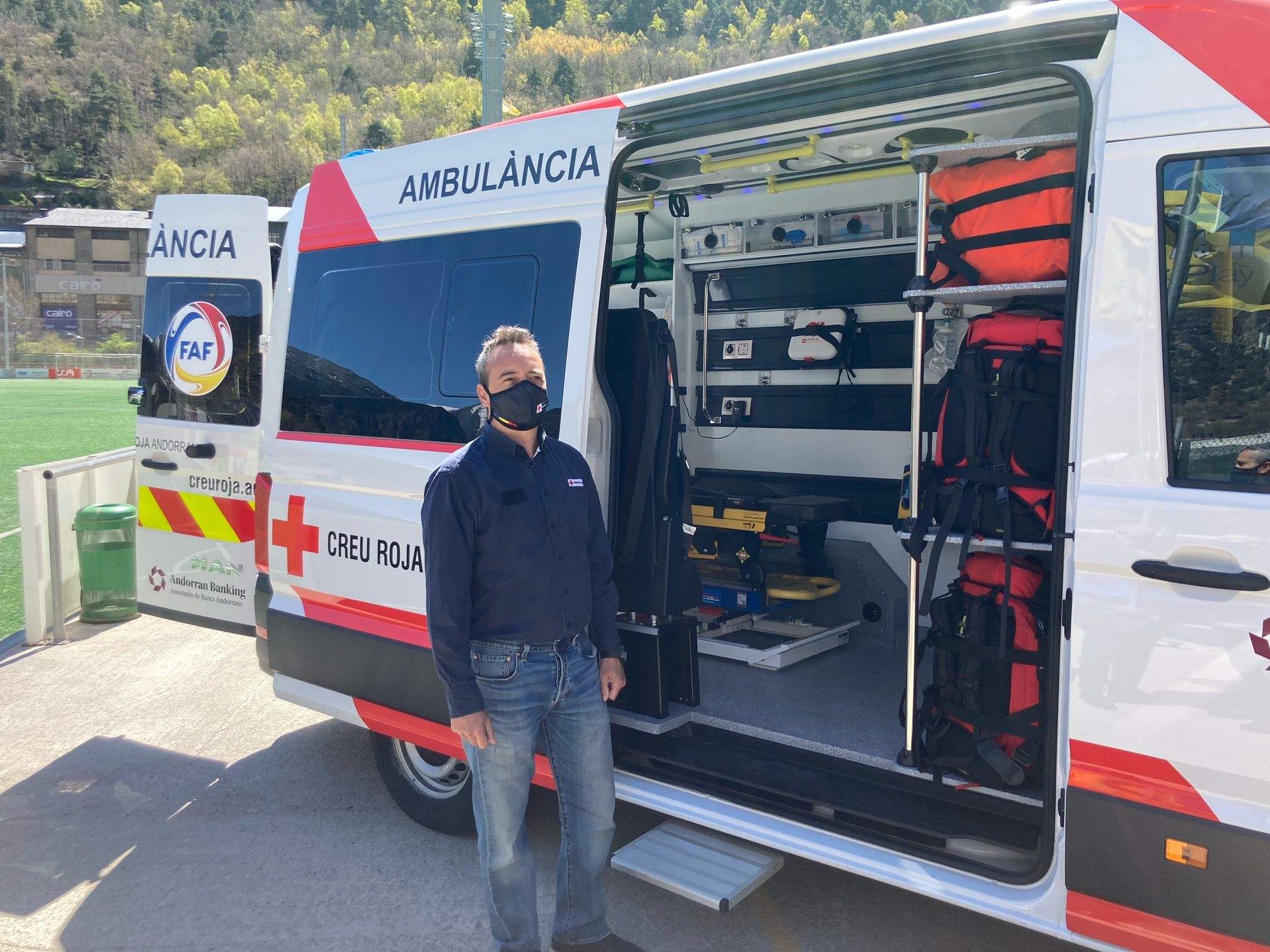 Jordi Fernández, director de la Creu Roja, amb el vehicle subvencionat per la FAF