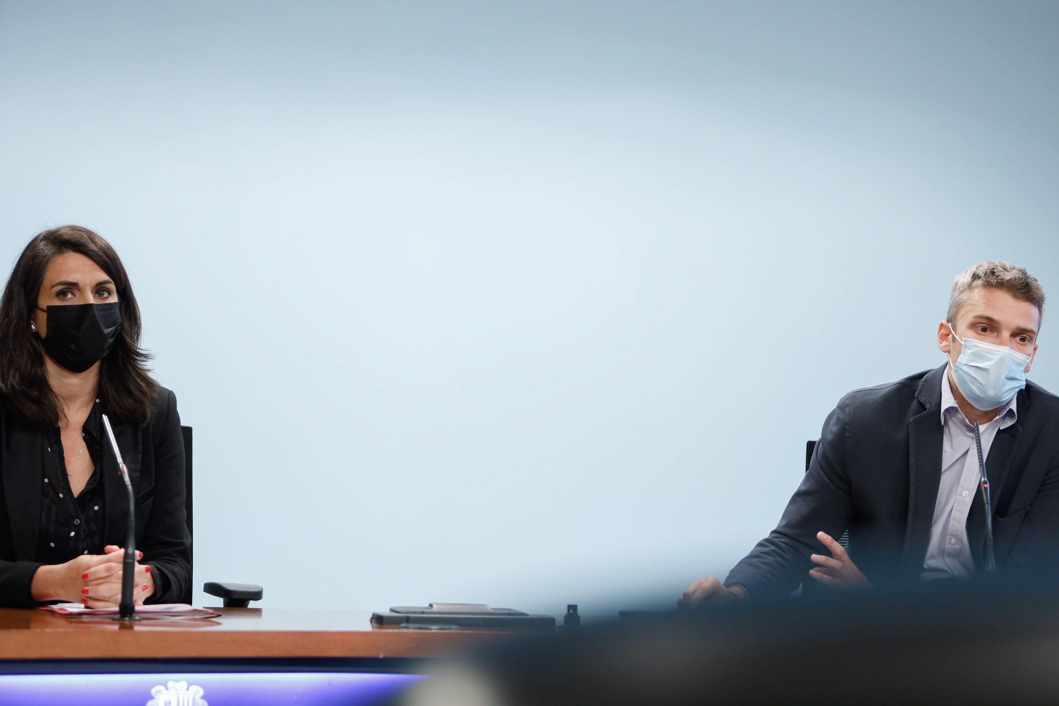 Teresa Milà i Jordi Olivé durant la roda de premsa d'aquest dilluns a Govern.