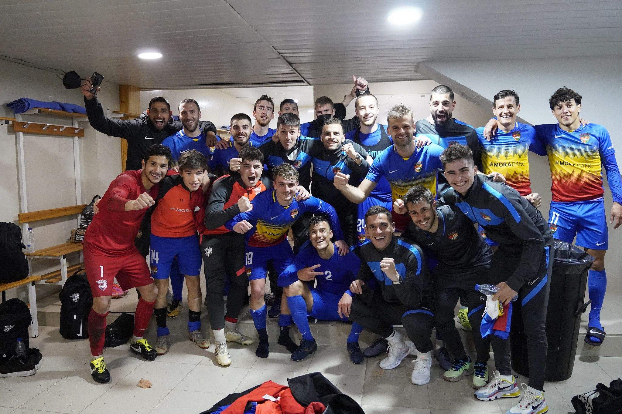 Els jugadors celebren la victòria a Vila-real.