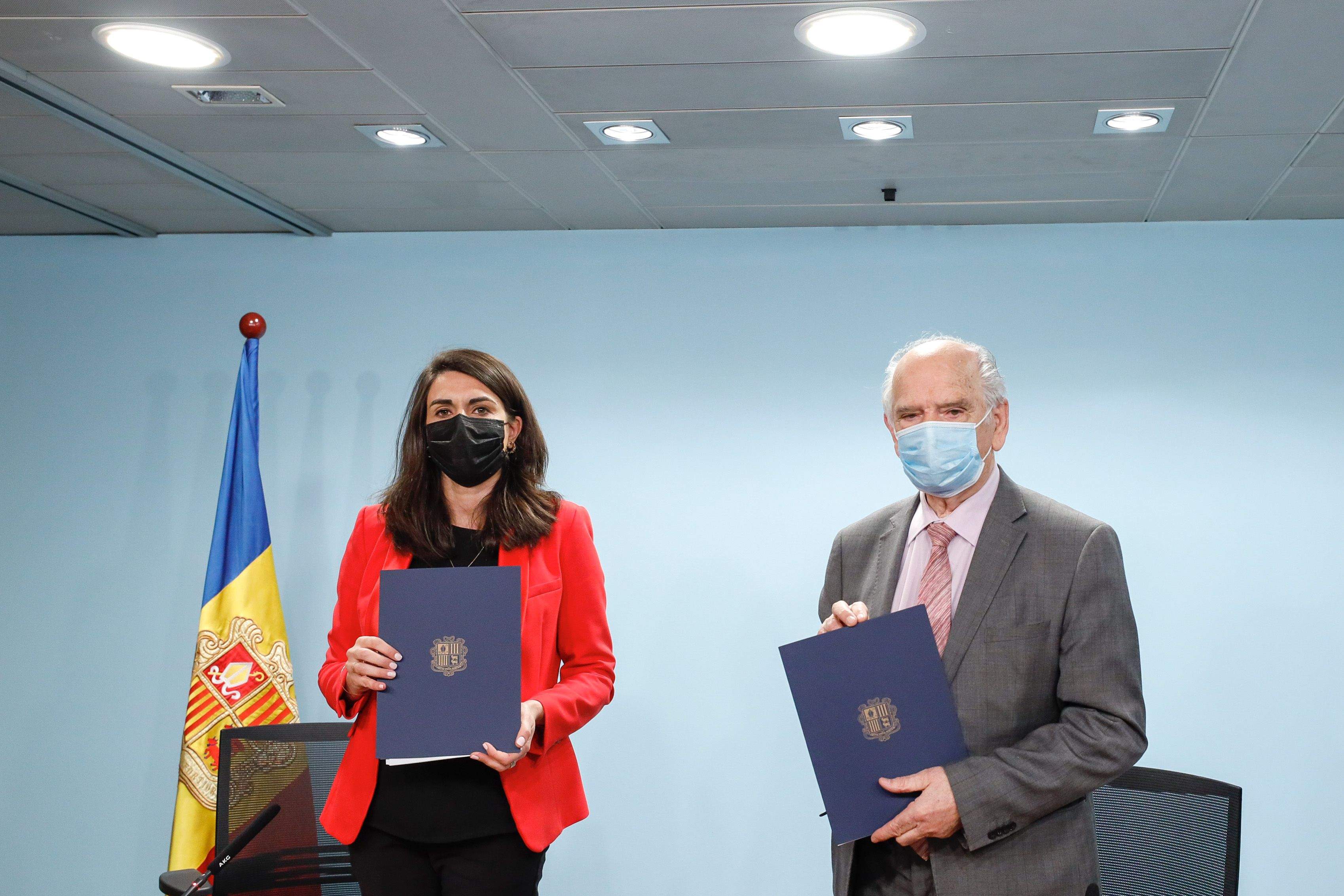 Signatura del nou conveni entre Afers Socials i la Fundació Privada Tutelar. Signatura del nou conveni entre Afers Socials i la Fundació Privada Tutelar.