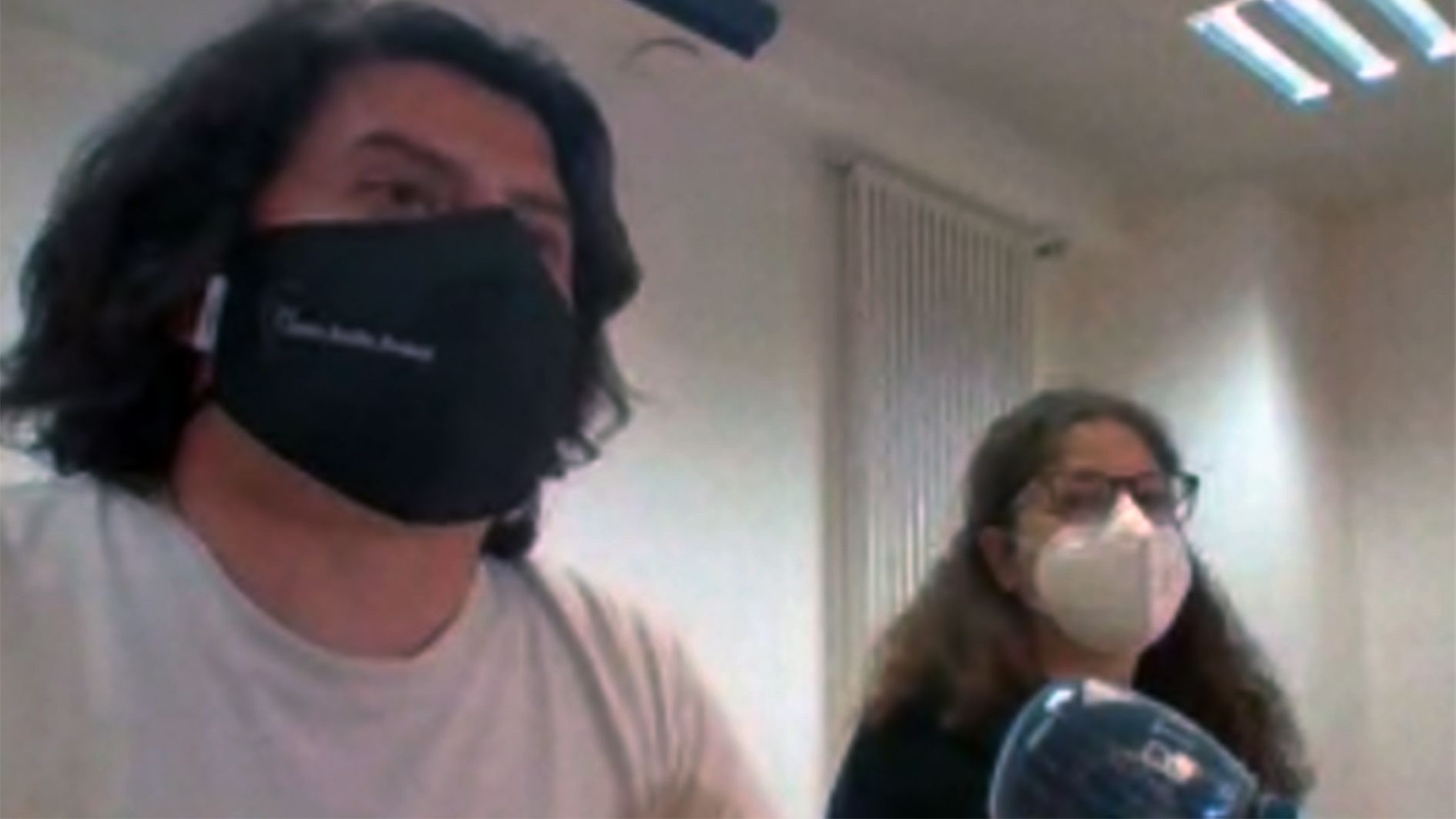 Carles Iriarte i Patrícia Bragança durant una compareixença híbrida, telemàtica i presencial. La portaveu del Sindicat, Rebeca Bonache.