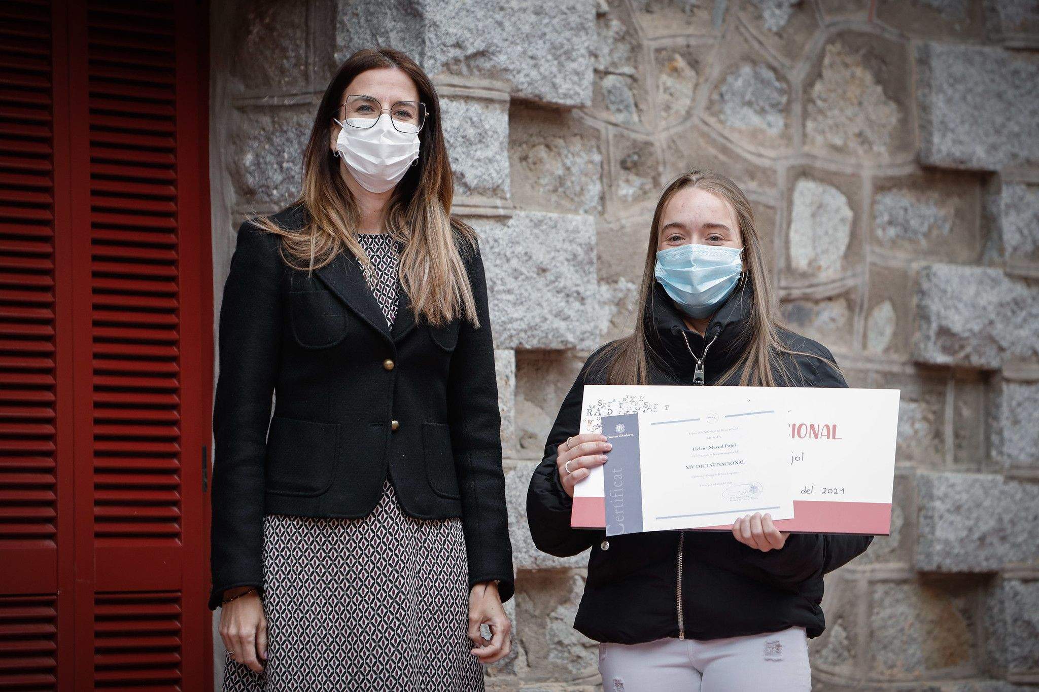 La ministra de Cultura i Esports, Sílvia Riva amb Helena Marsol, guanyadora de la categoria B del Dictat Nacional.