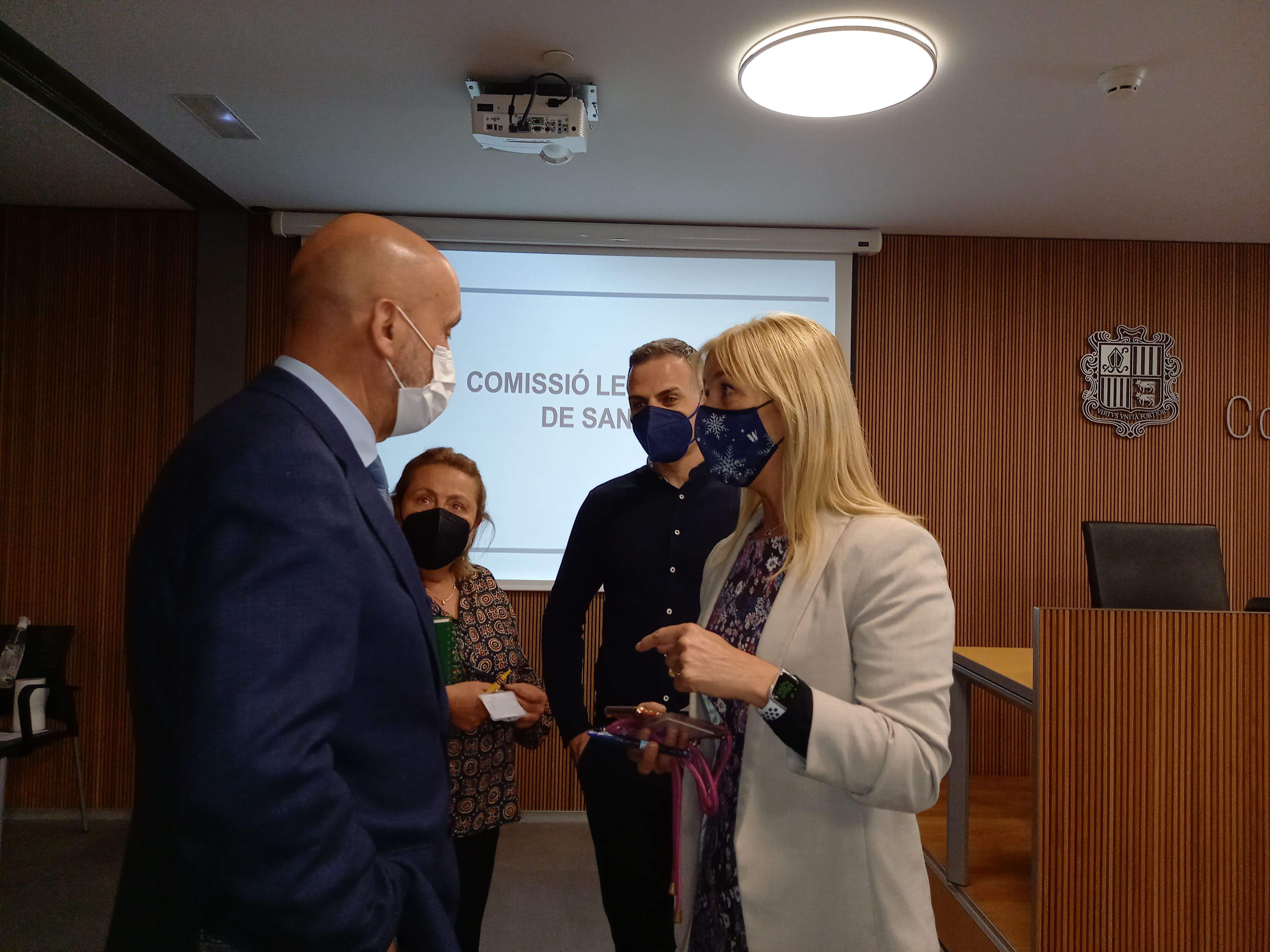 Benazet, parlant amb diferents consellers generals de la comissió de Sanitat.