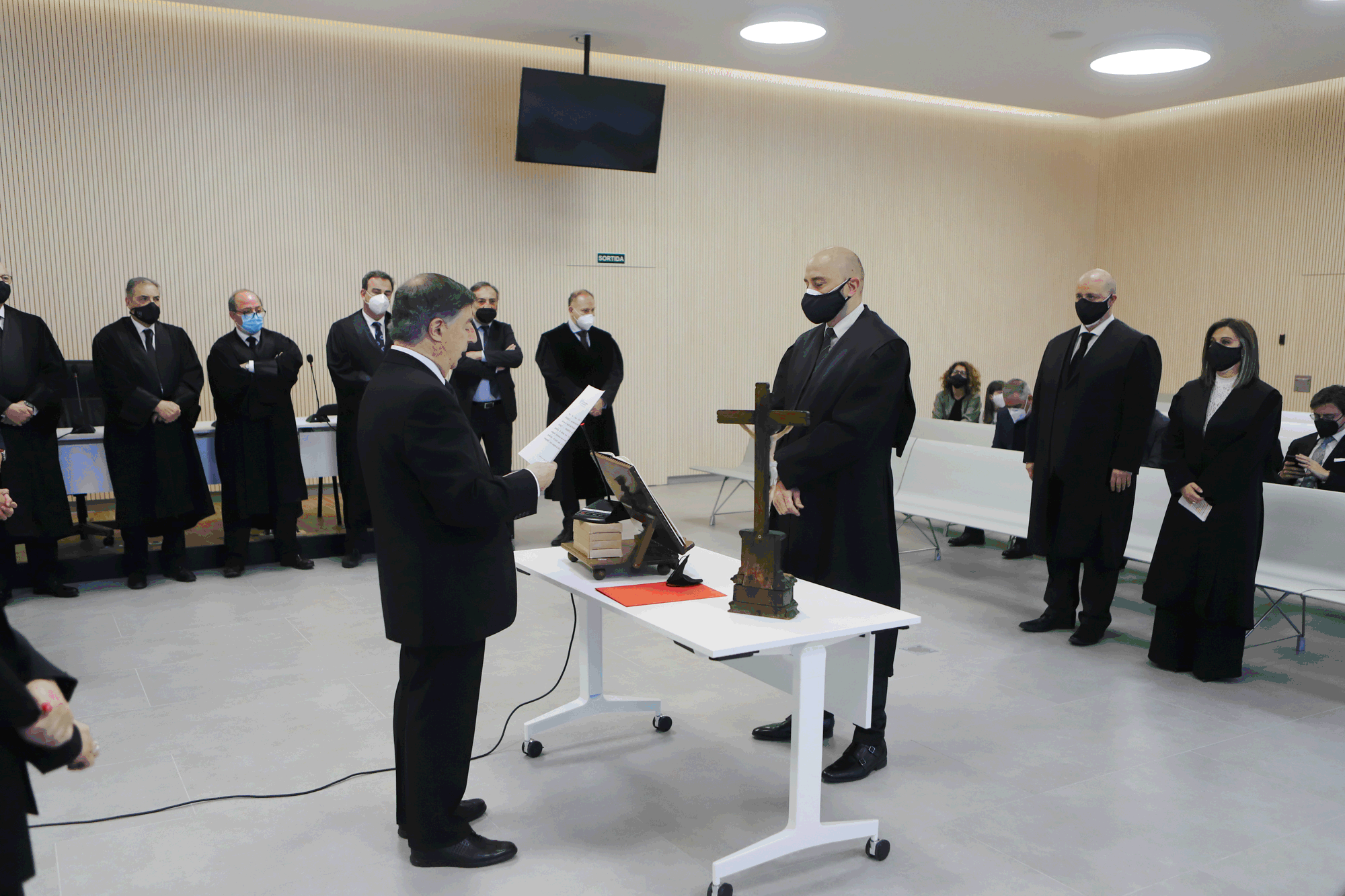 Moment de la presa de jurament a Joan Carles Moynat amb Eduard Canut i Cristina Martínez al fons.