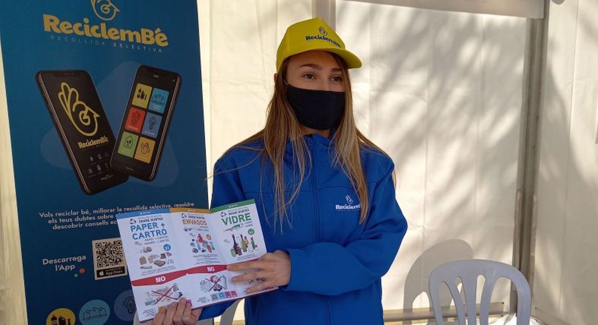 Una educadora ambiental de la campanya 'Reciclem Bé'