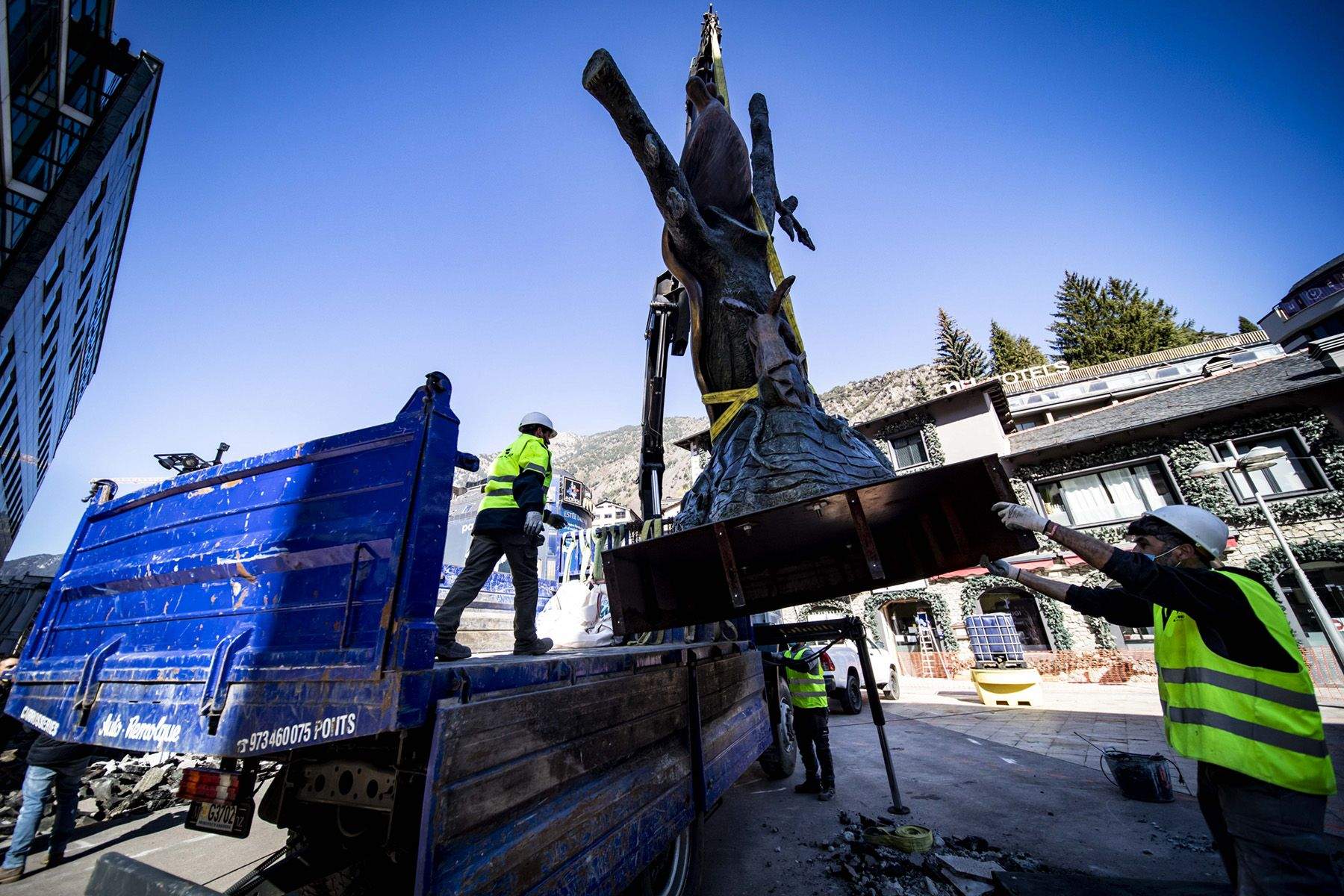 Col·locant l'escultura al camió que l'ha retirat de la zona.