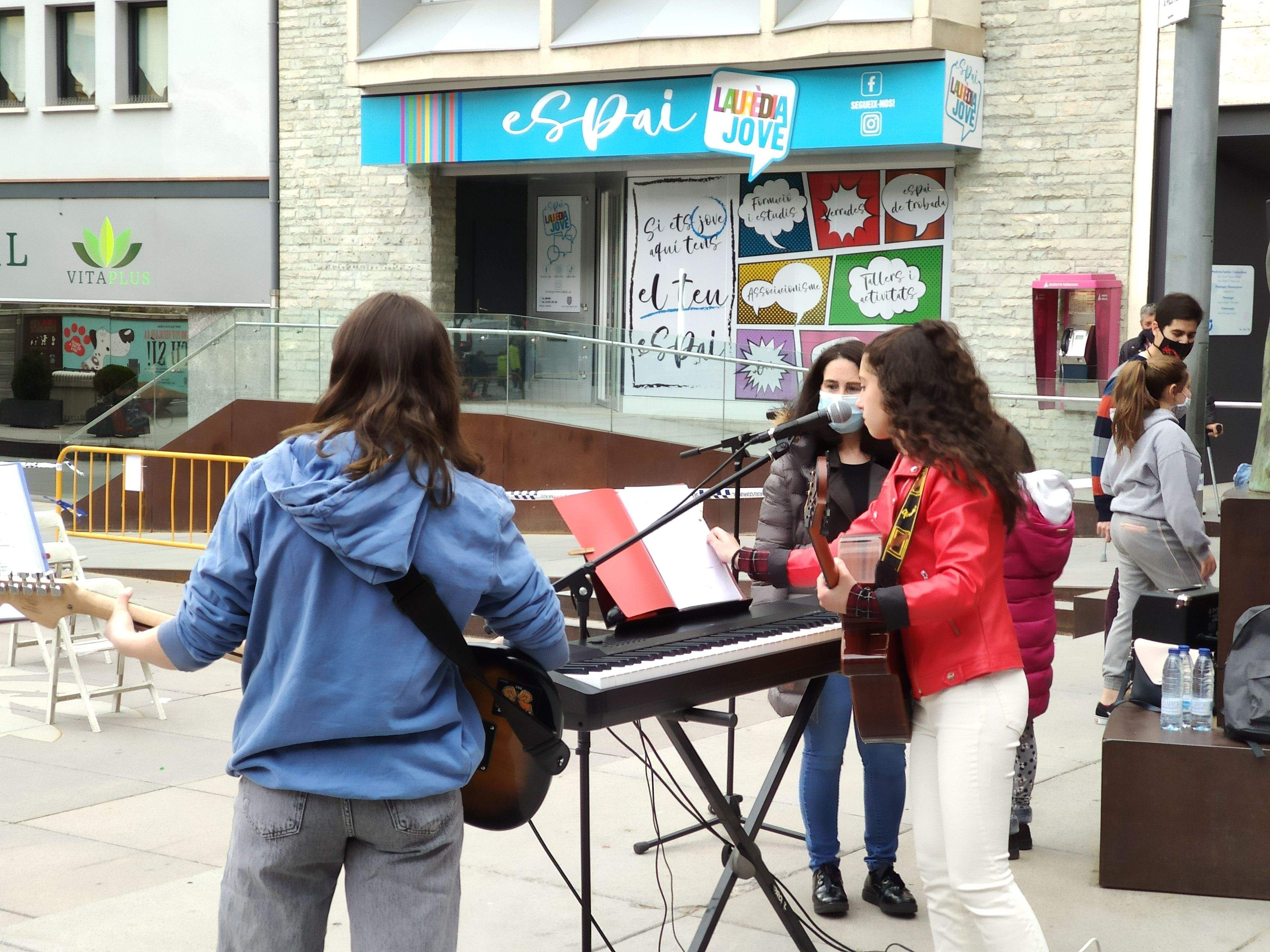 Mar Torra i Eugenia Correia durant l'actuació per inaugurar l'Espai Jove de Sant Julià de Lòria.