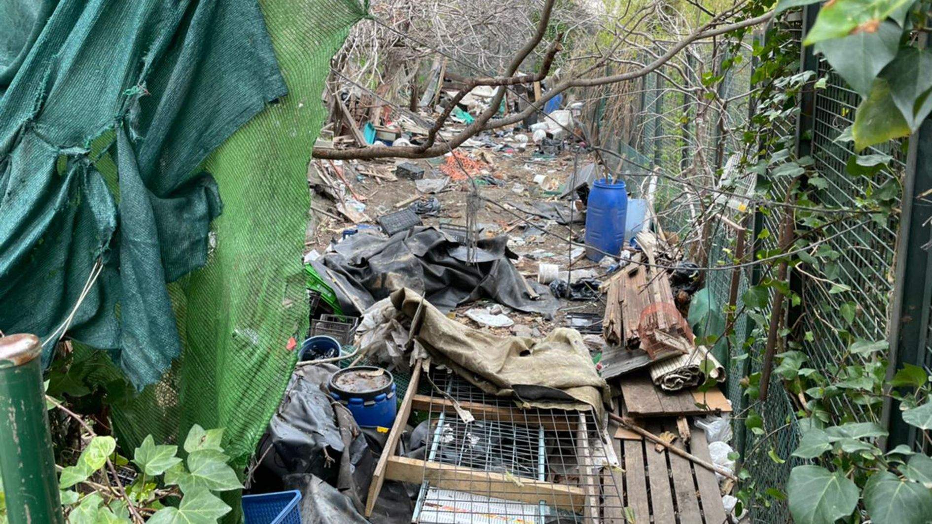 Una imatge del munt de deixalles que hi ha a la parcel·la. Una imatge del munt de deixalles que hi ha a la parcel·la.