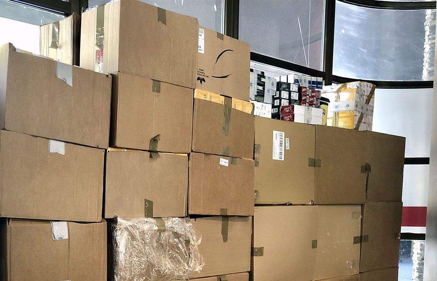 Algunes de les caixes de tabac comissades diumenge.