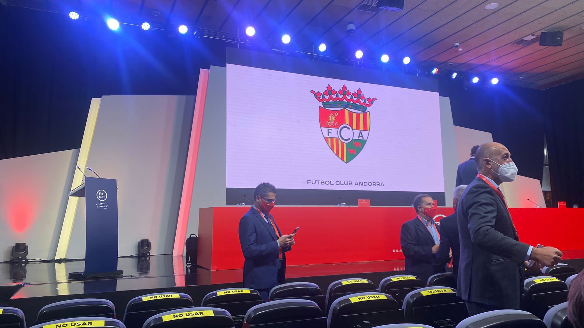 L'escut de l'FC Andorra en una de les reunions sobre la nova categoria.