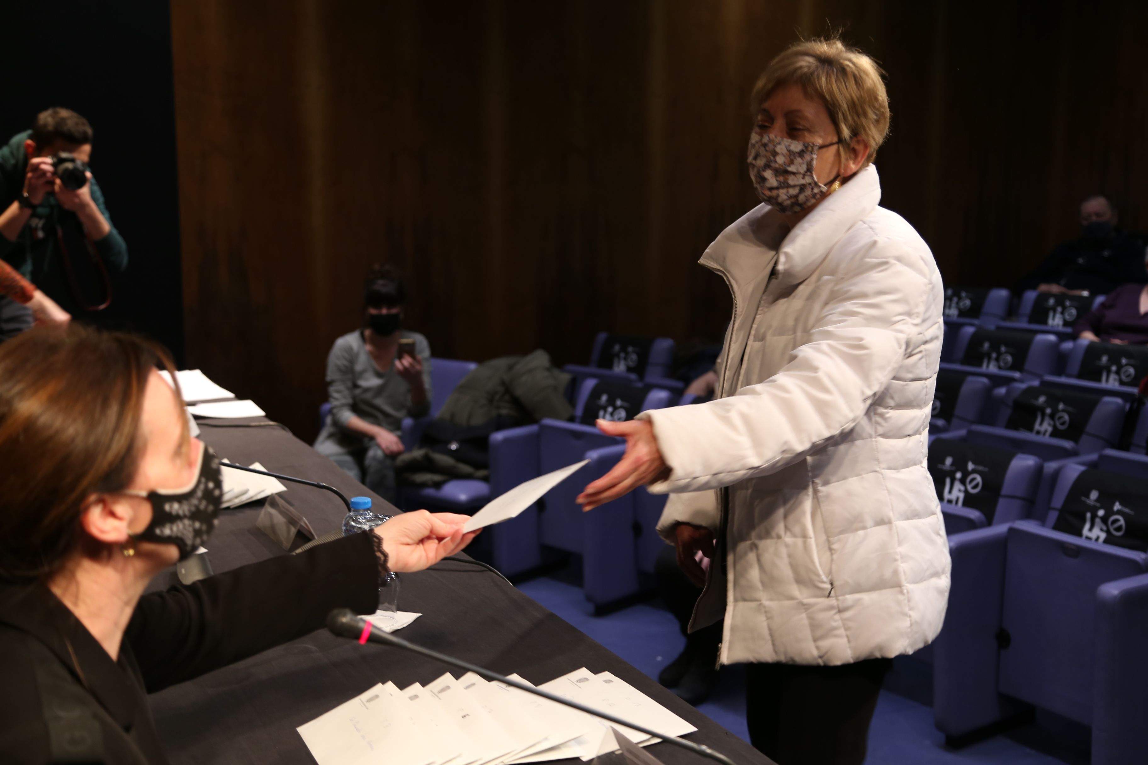 Una de les padrines recull les claus del seu hort.