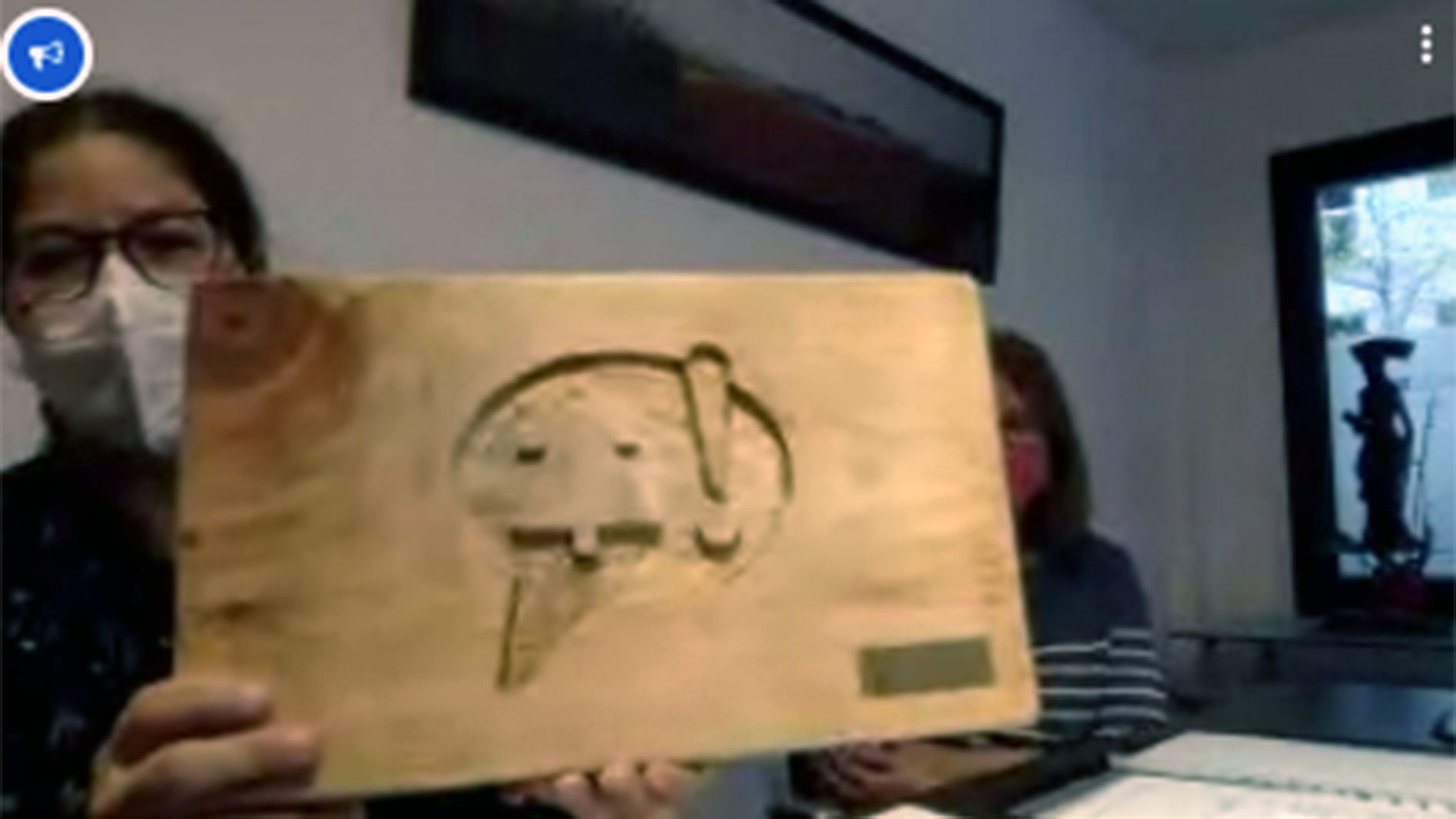 Patrícia Bragança, mostra un record preparat per al seu antecessor, Carles Iriarte quan va ser elegida presidenta.