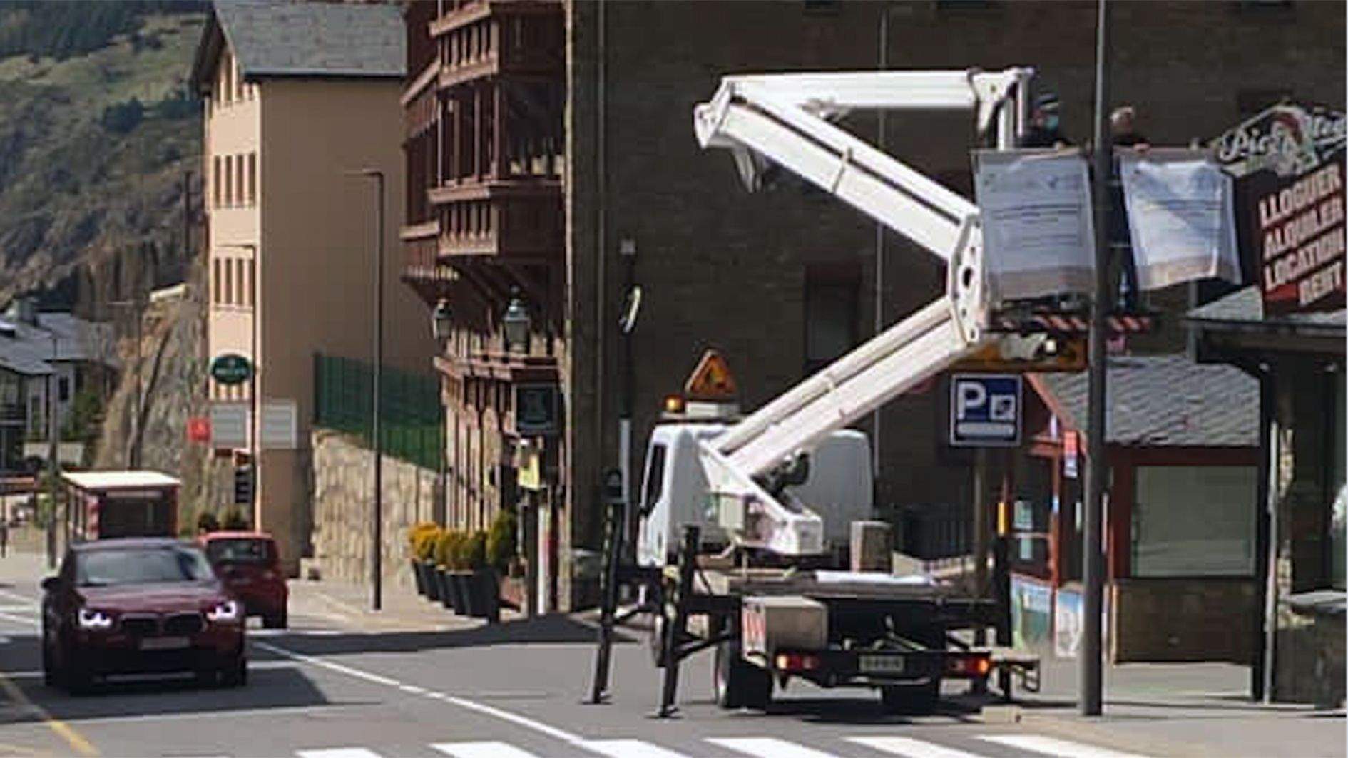 Col·locant rètols commemoratius de la cimera als fanals de Soldeu.