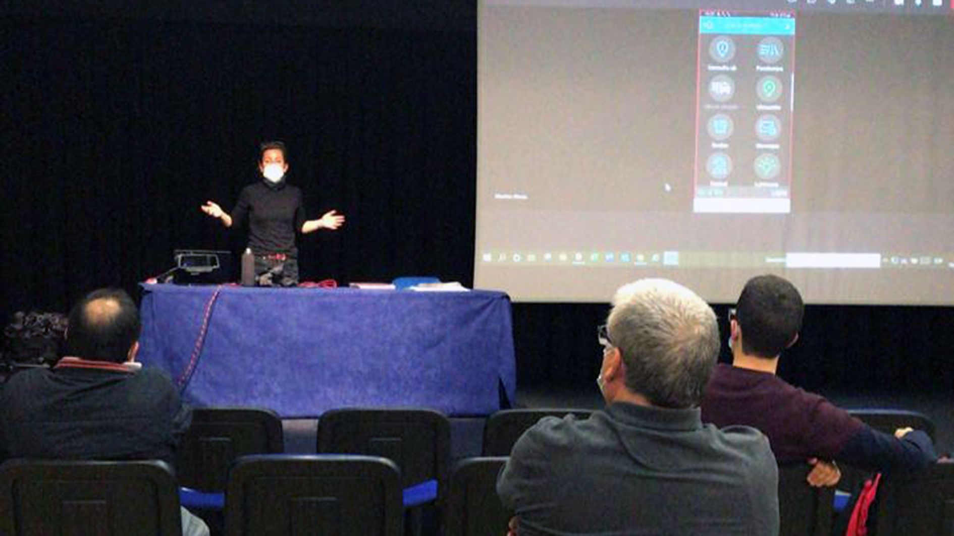 Un moment de la formació a la sala d'actes del centre cultural la Llacuna.