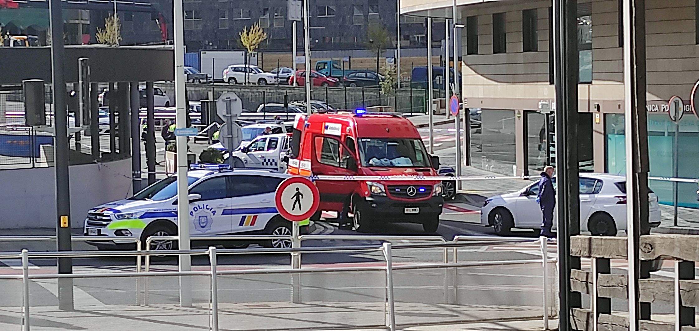 Dispositius sanitaris i de seguretat en el lloc on han passat els fets.