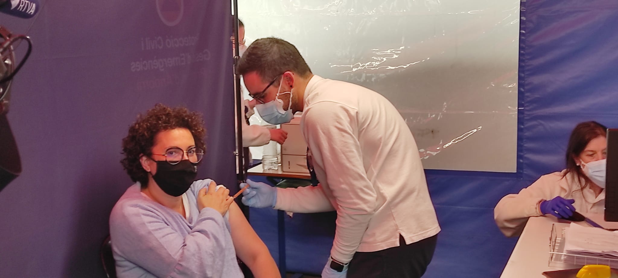 Judith Pallarés en el moment de ser vacunada al box 3 del centre de l'antiga plaça de braus.