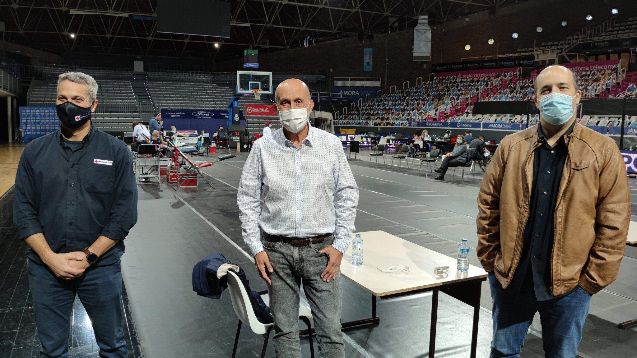 Jordi Fernández (Creu Roja), Joan Martínez Benazet (ministre de Salut) i Gorka Aixàs (MoraBanc Andorra) en la campanya de donació.