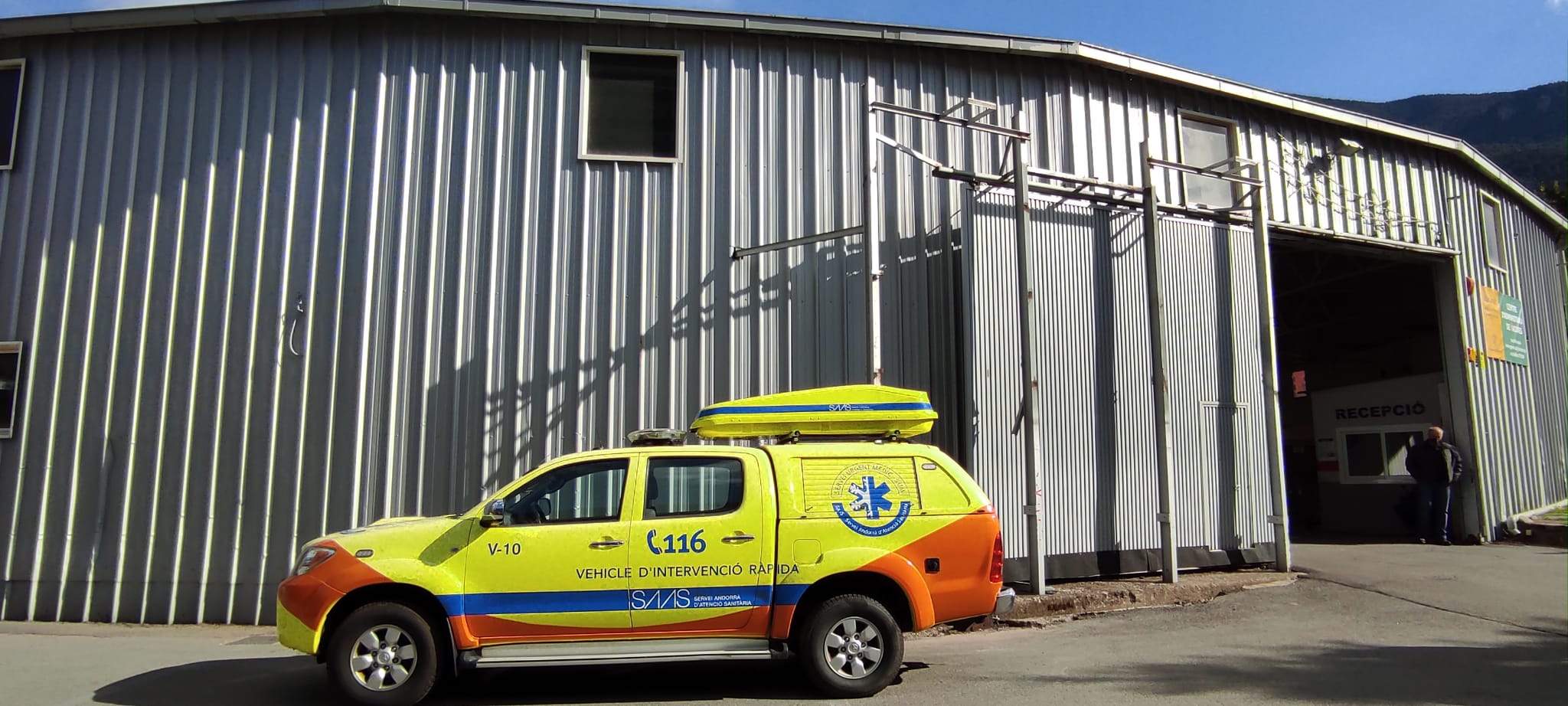 Un vehicle del SUM a la porta del centre de vacunació, ara sense activitat.