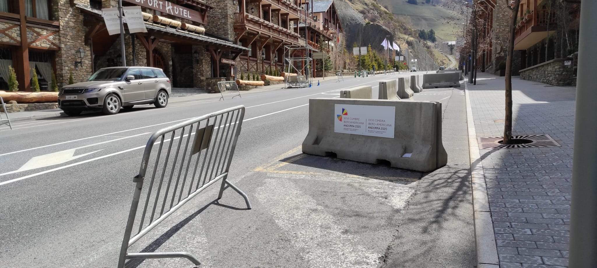 Imatge de Soldeu, diumenge al migdia, en ple muntatge del dispositiu a l'altura del complex hoteler que acull la major part de la Cimera.