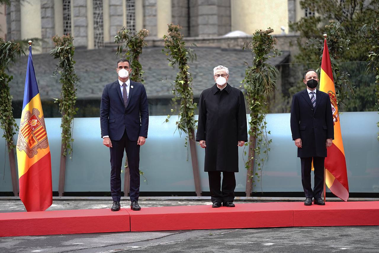 Pedro Sánchez, Joan-Enric Vives i Xavier Espot escolten els himnes oficials.