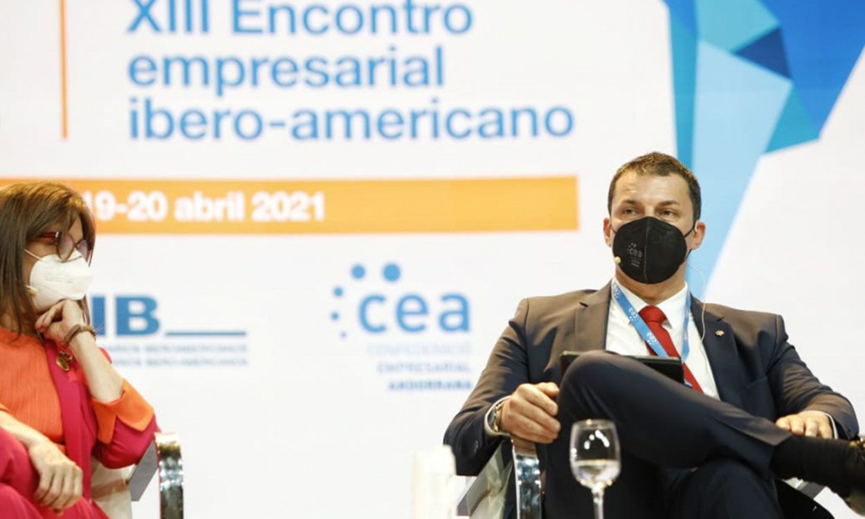 El ministre Jordi Gallardo durant la taula rodona